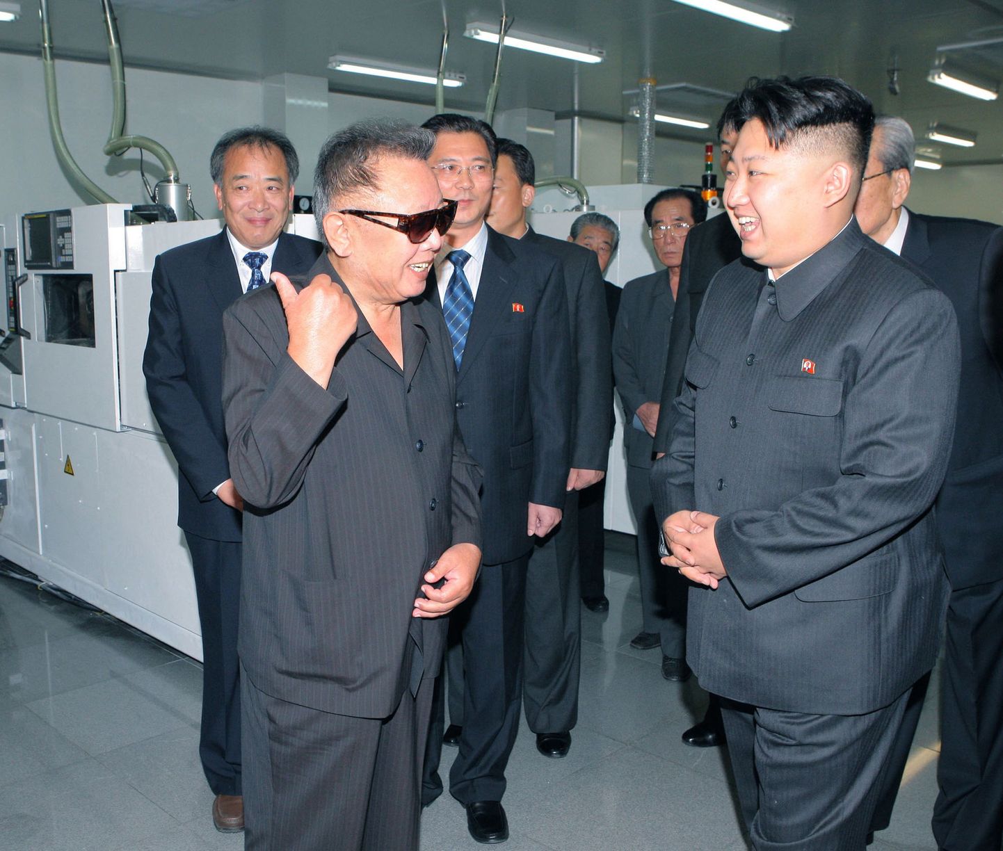 Pühja-Korea diktaator Kim Jong-il (päikseprillidega) vestleb oma poja Kim Jong-uniga. Foto on pärit tõenäoliselt aastast 2011.