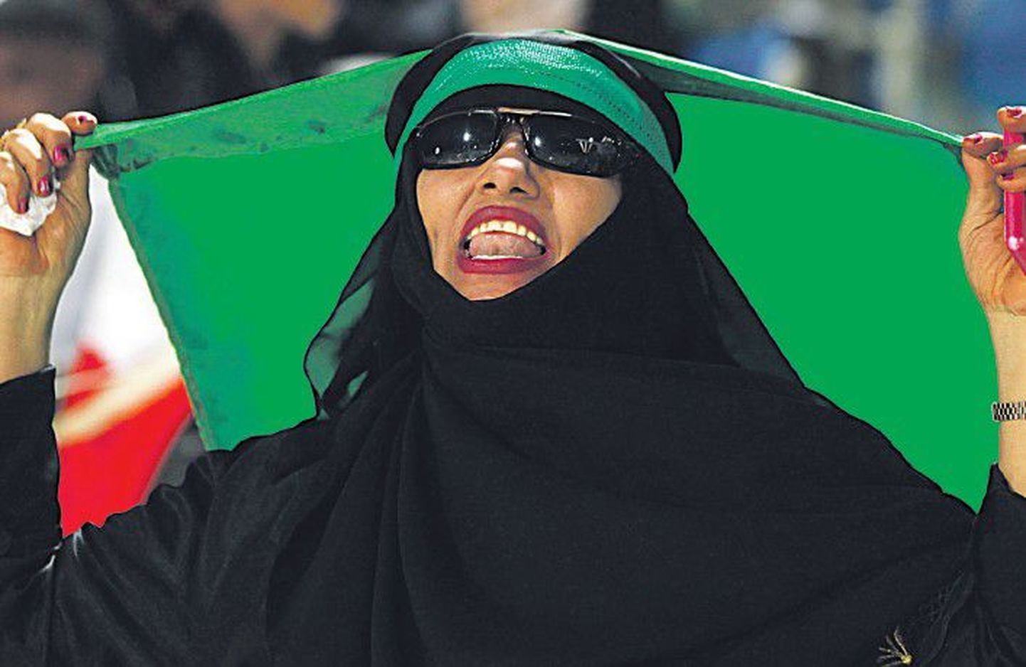 Футбольные болельщицы в Саудовской Аравии одеваются согласно местным традициям.