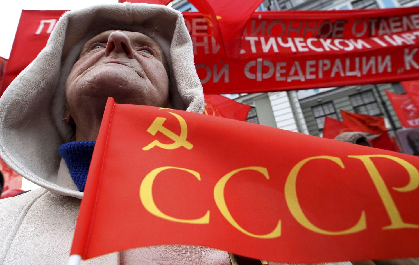 Kommunistide toetaja Peterburis 7.novembril 2010. aastal.