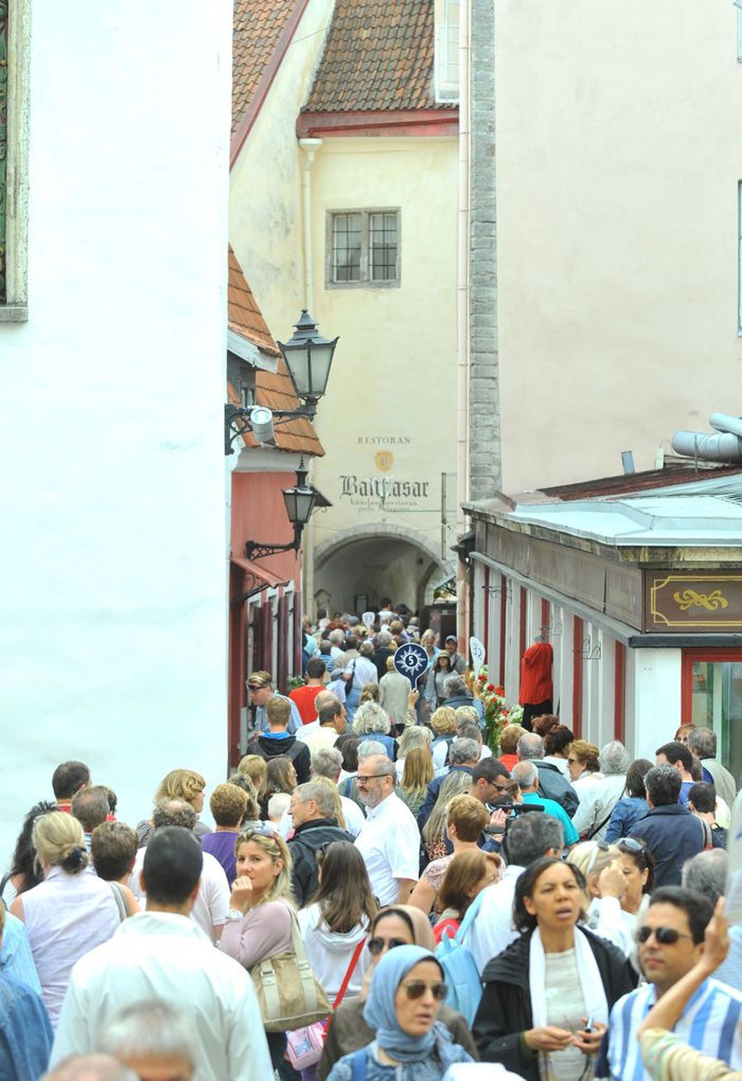 Mõneks tunniks Tallinna peale lastud kruiisituristid eile vanalinnas.