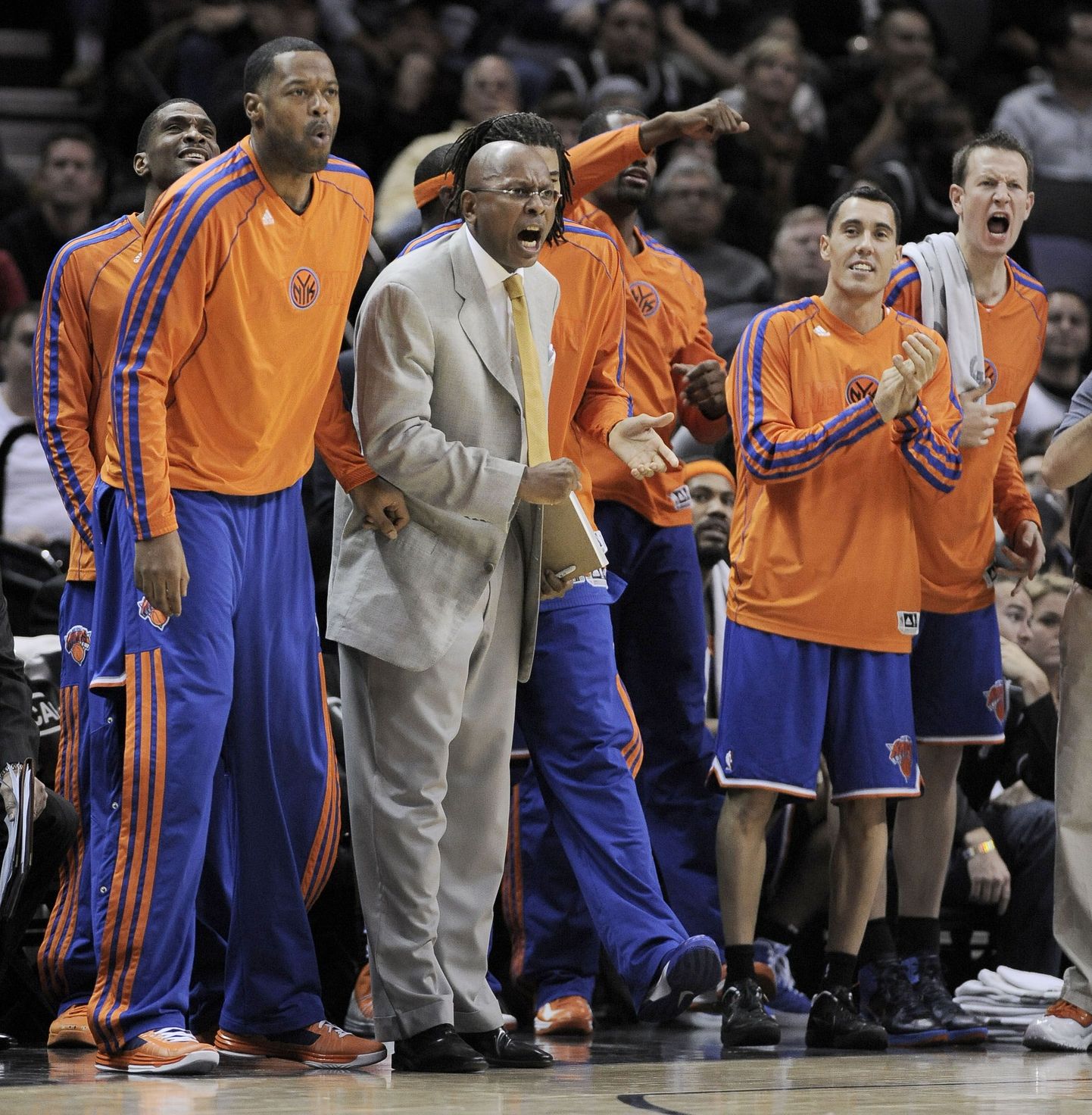 New York Knicksi varumehed ja treenerid meeskonnale kaasa elamas.