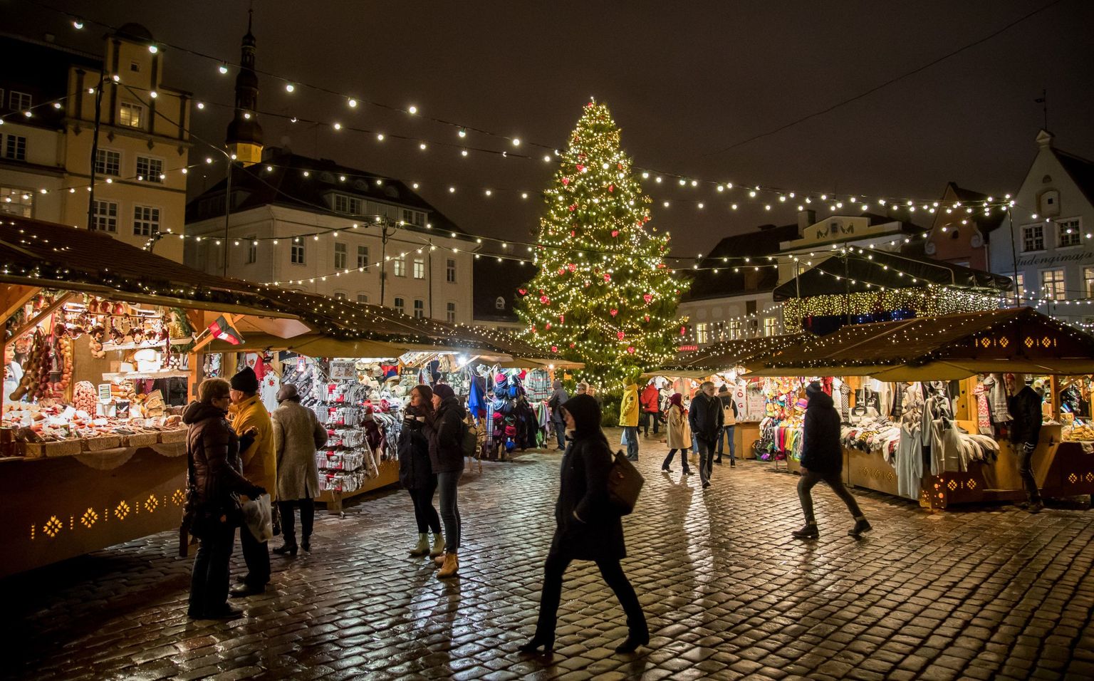 Tallinna jõuluturg Raekoja platsil.