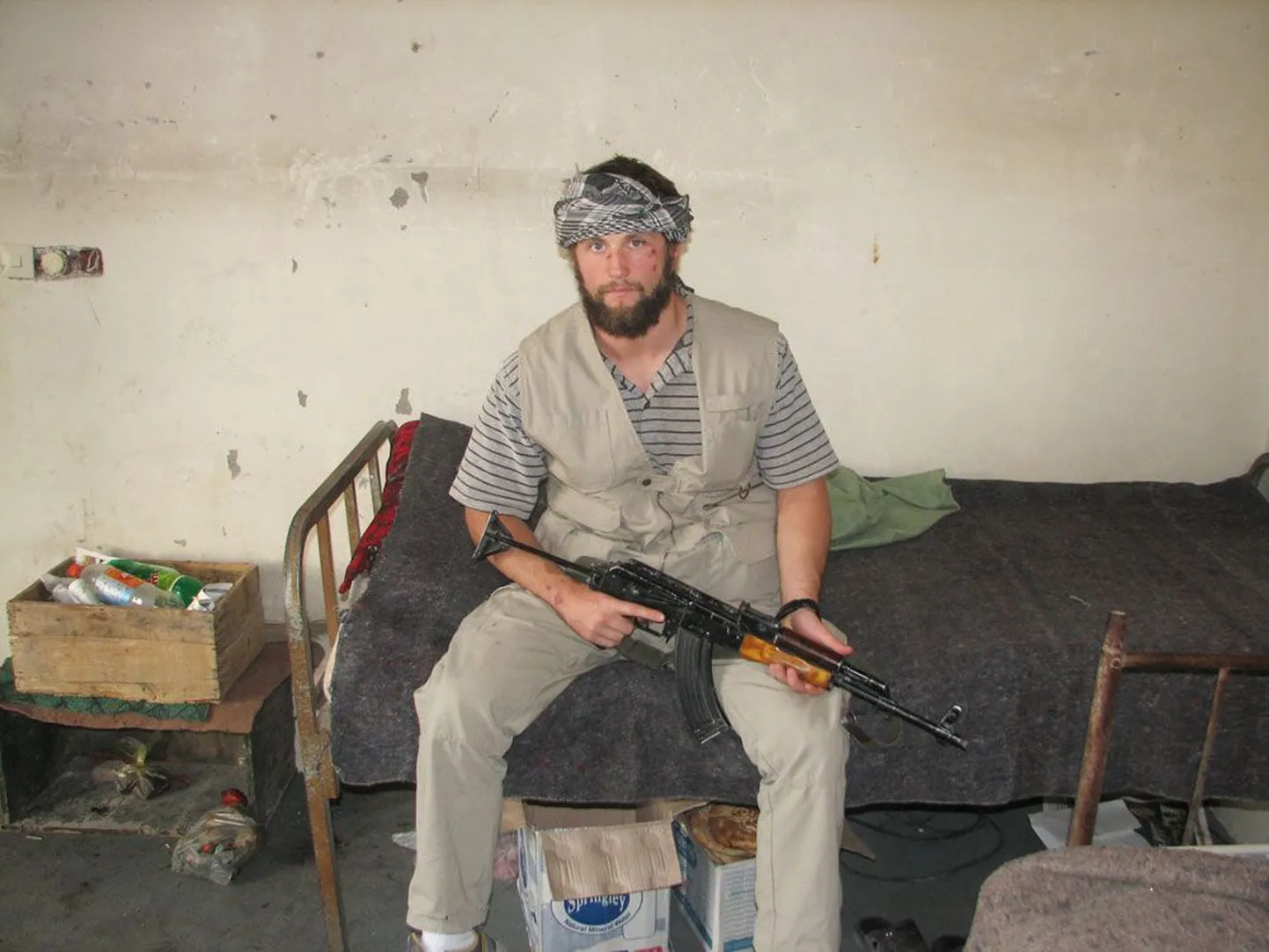 Relvaga tööpostil: Martin Plaser istub Afganistanis kontrollpunktis ja ootab kohalikke, et nendega läbirääkimisi pidada. «Habe on visiitkaart,» selgitab ta.
