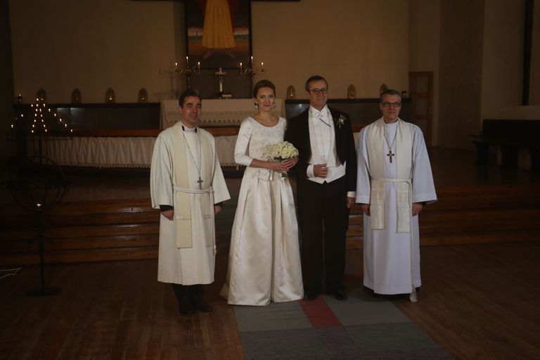Ajakirjanikud lubati kirikusse laulatuse lõppu jäädvustama kella kuue ajal.
