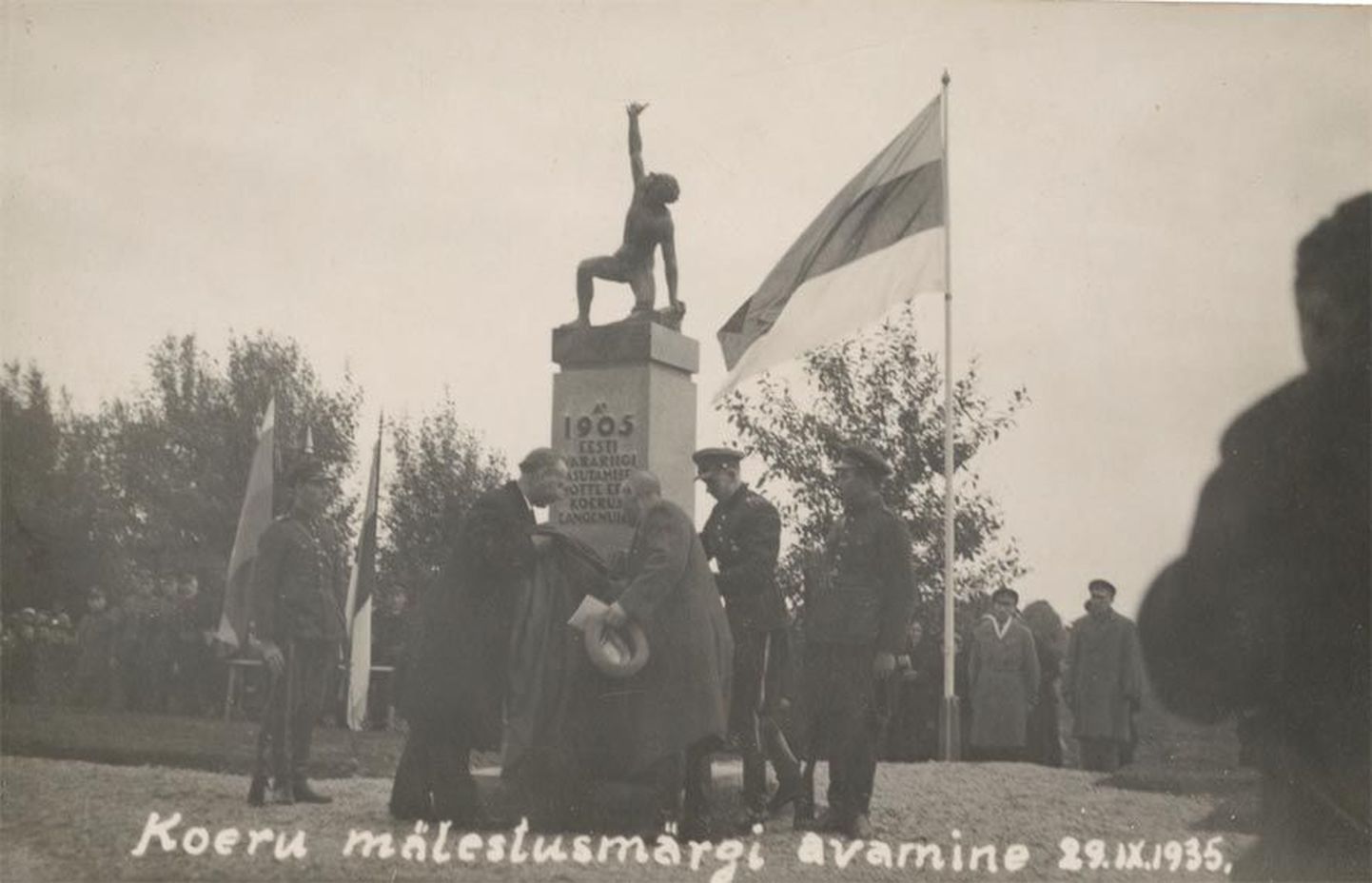 Peaminister Kaarel Eenpalu avab Koerus 1905. aasta sündmustele pühendatud mälestussamba 29.09.1935.