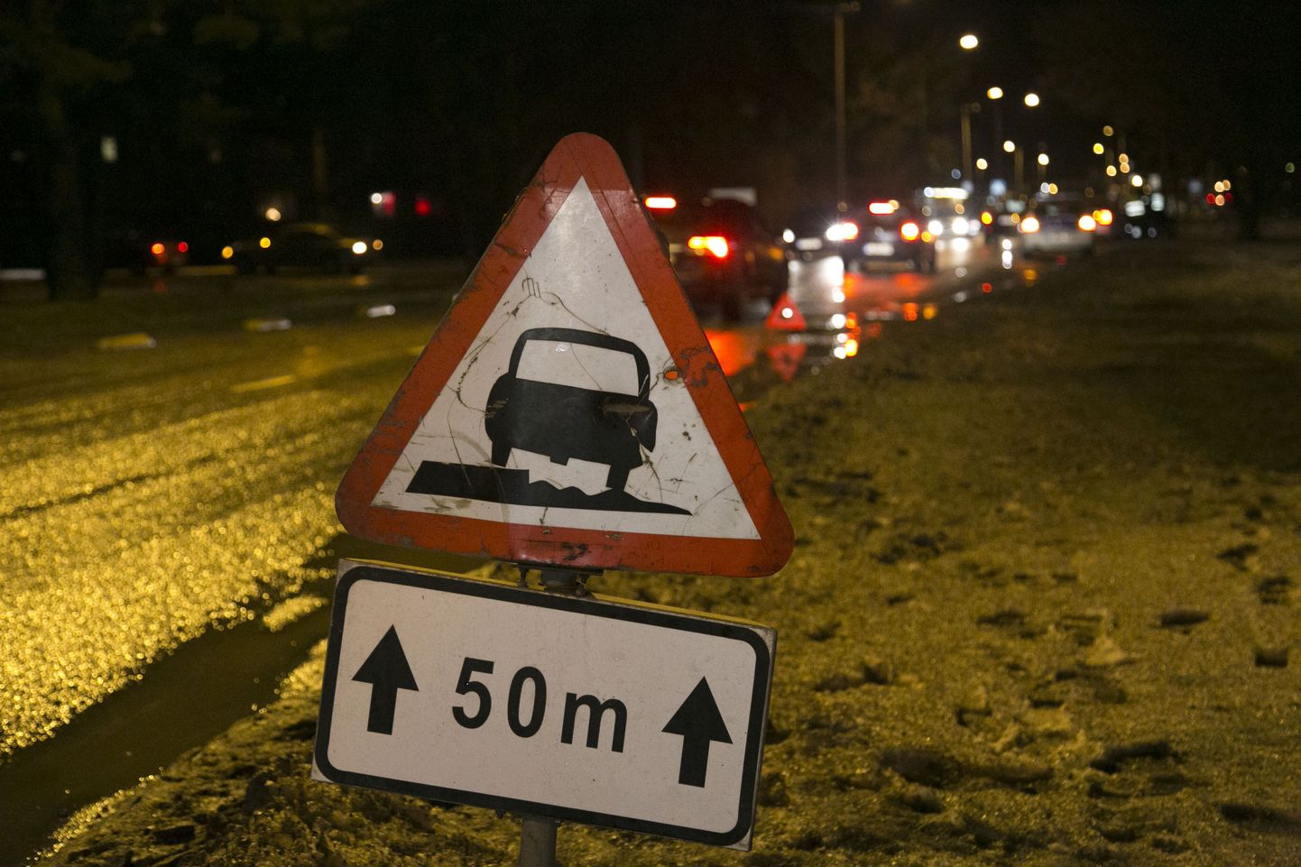 Tallinna kommunaalamet keeldub üldjuhul kahjude hüvitamisest, kui ohtlik teelõik on tähistatud hoiatava liiklusmärgiga «Ebatasane tee».