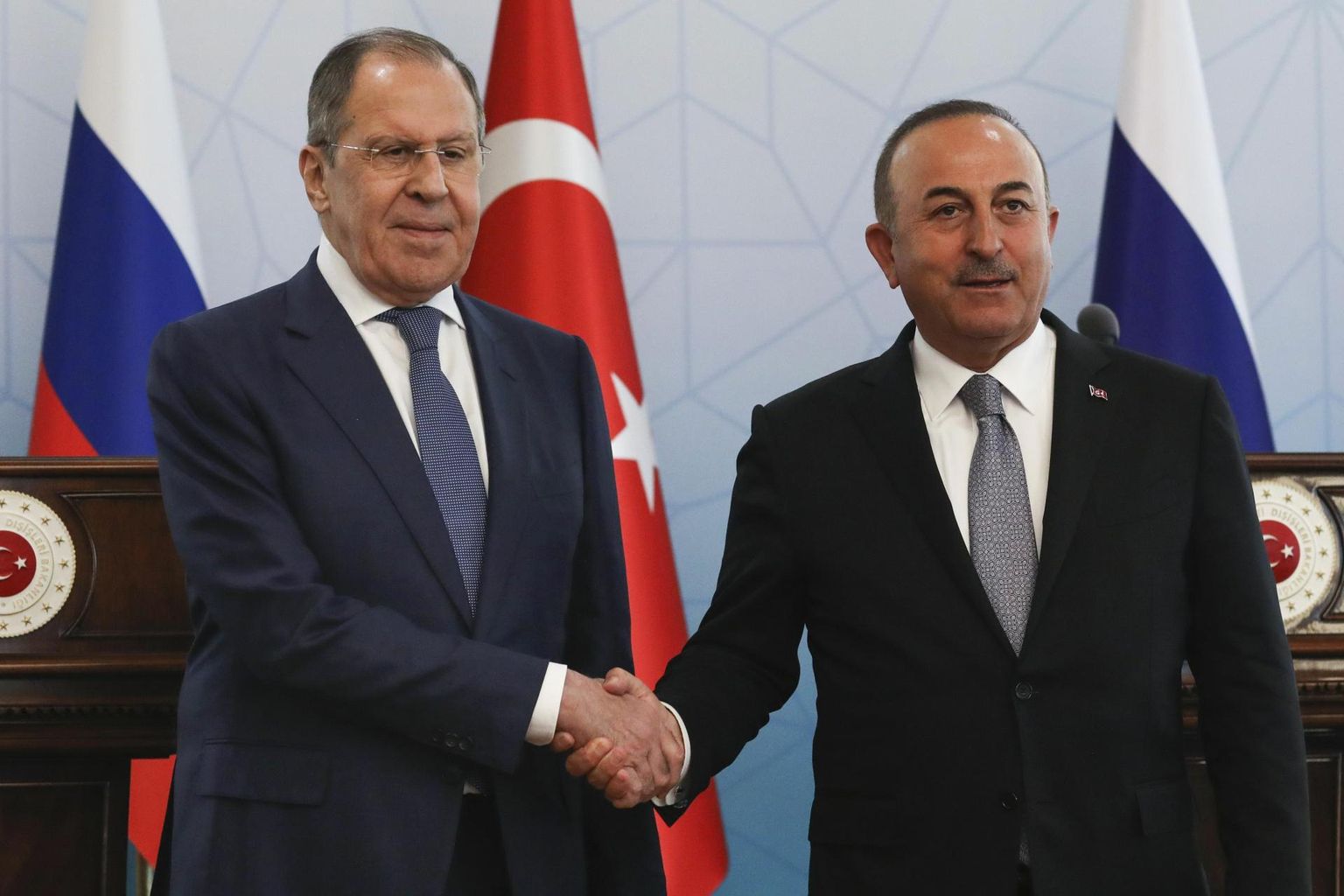 Vene välisminister Sergei Lavrov (vasakul) ja tema Türgi kolleeg Mevlüt Çavuşoğlu üleeile Ankaras.