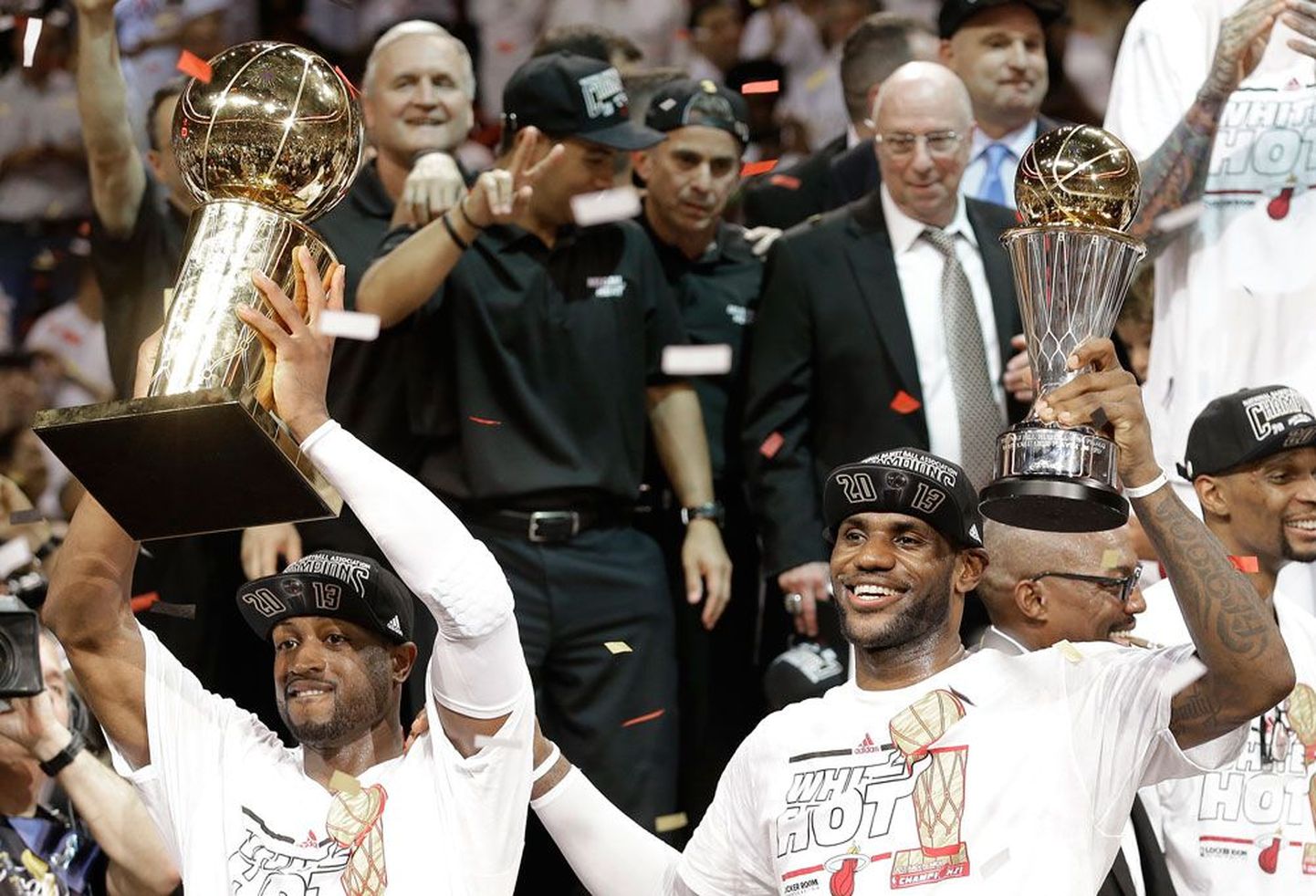 Miami Heati tugitalad Dwyane Wade (vasakul) ja LeBron James meistritiitlit tähistamas.