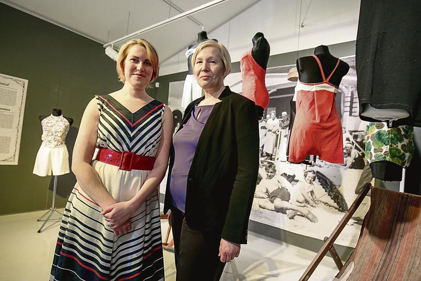 Marju Kurvits (vasakul) ja Inga Sarma nimetasid kuurordimoe näitust ühisloominguks.