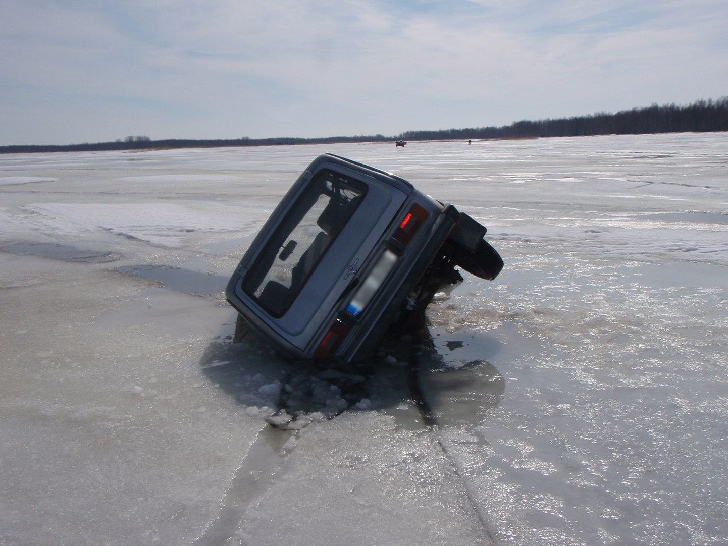 15. aprillil sõitis sõiduauto Niva Varnja lähistel Koosa jõe suudmealal jääprakku ning vajus hiljem üleni vee alla.