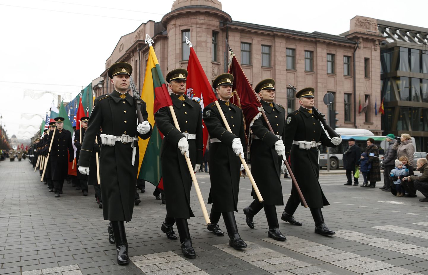 Leedu sõdurid iseseisvuspäeval.