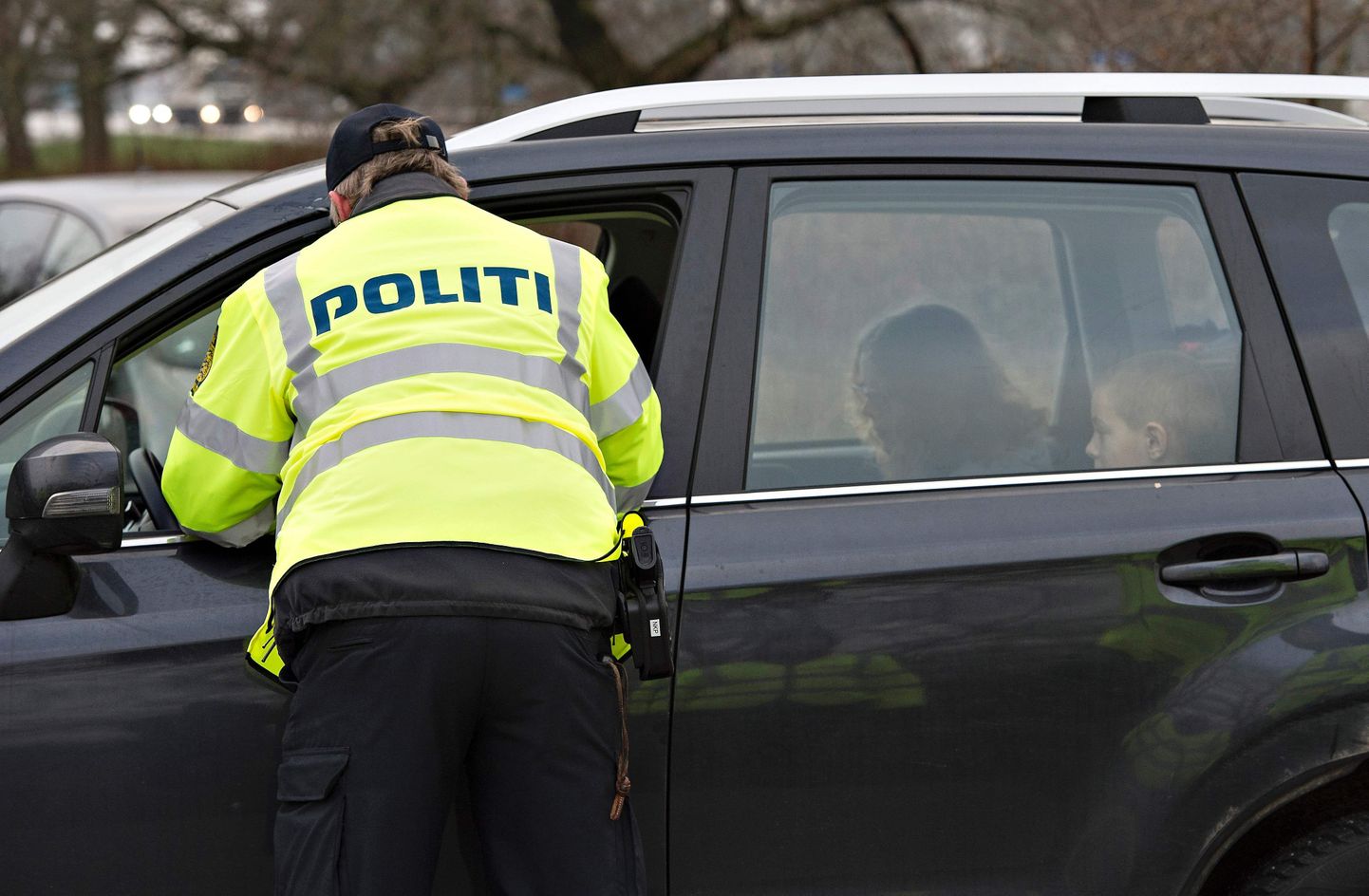 Taani politseinik kontrollimas Taani-Saksa piiril dokumente.