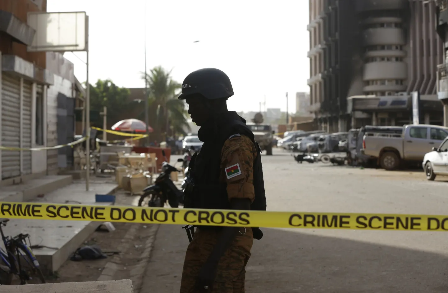 Burkina Faso sõdur patrullimas 2016. aasta 16. jaanuaril 30 inimelu nõudnud hotellirünnaku paigas.