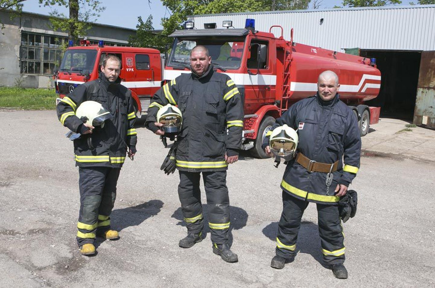 Karksi-Nuia tulekaitse seltsi vabatahtlikud Mats Tõhk, Reikko Virit ja Heino Kesküla rõõmustavad uute autode üle.