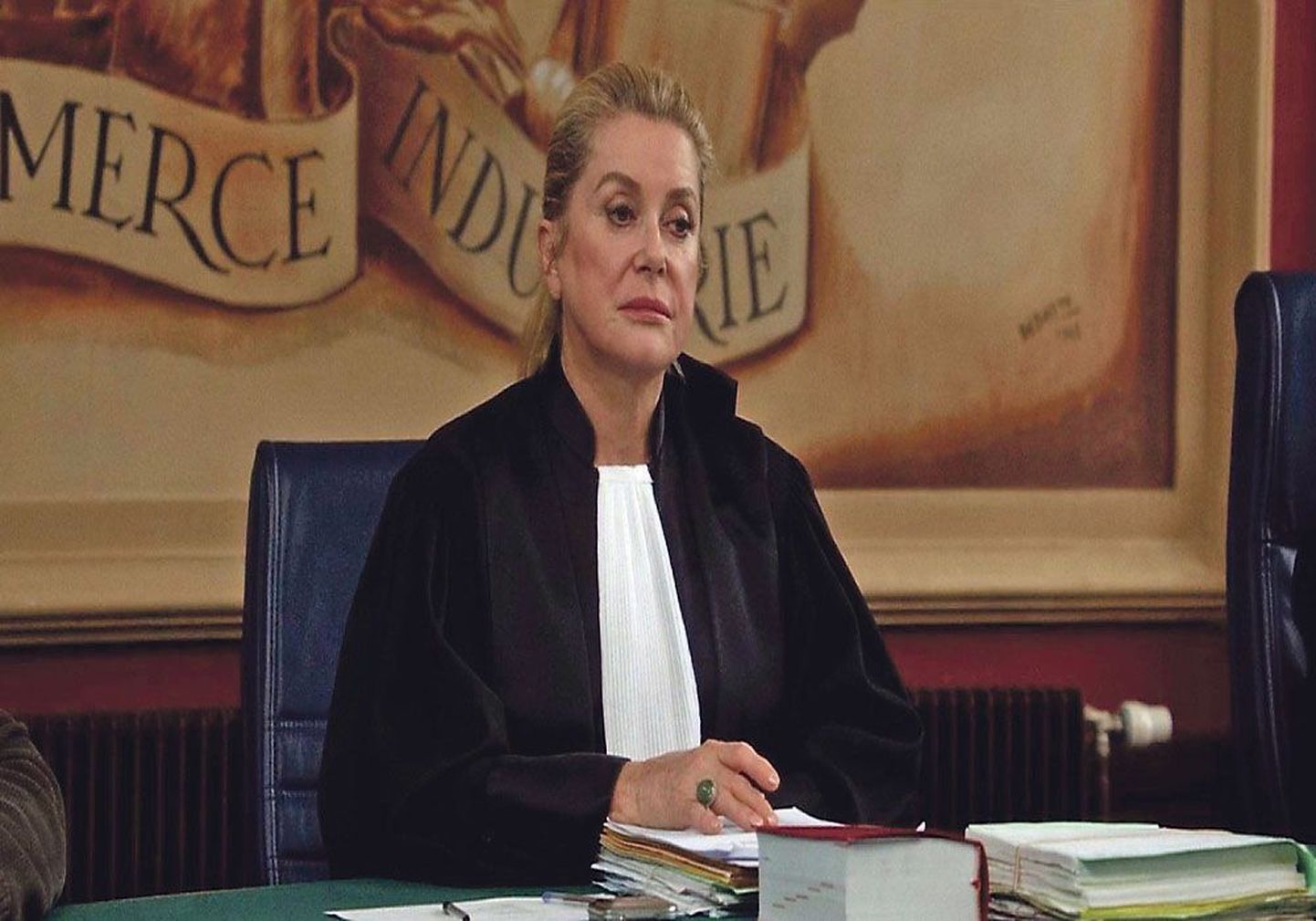 Судья Флоранс (Катрин Денев) должна решить, отправлять ли Малони в тюрьму.