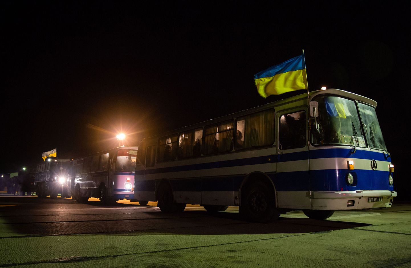 Bussid pantvangistusest vabaks pääsenud Ukraina sõduritega Borispoli lennuväljal mullu detsembri lõpus.