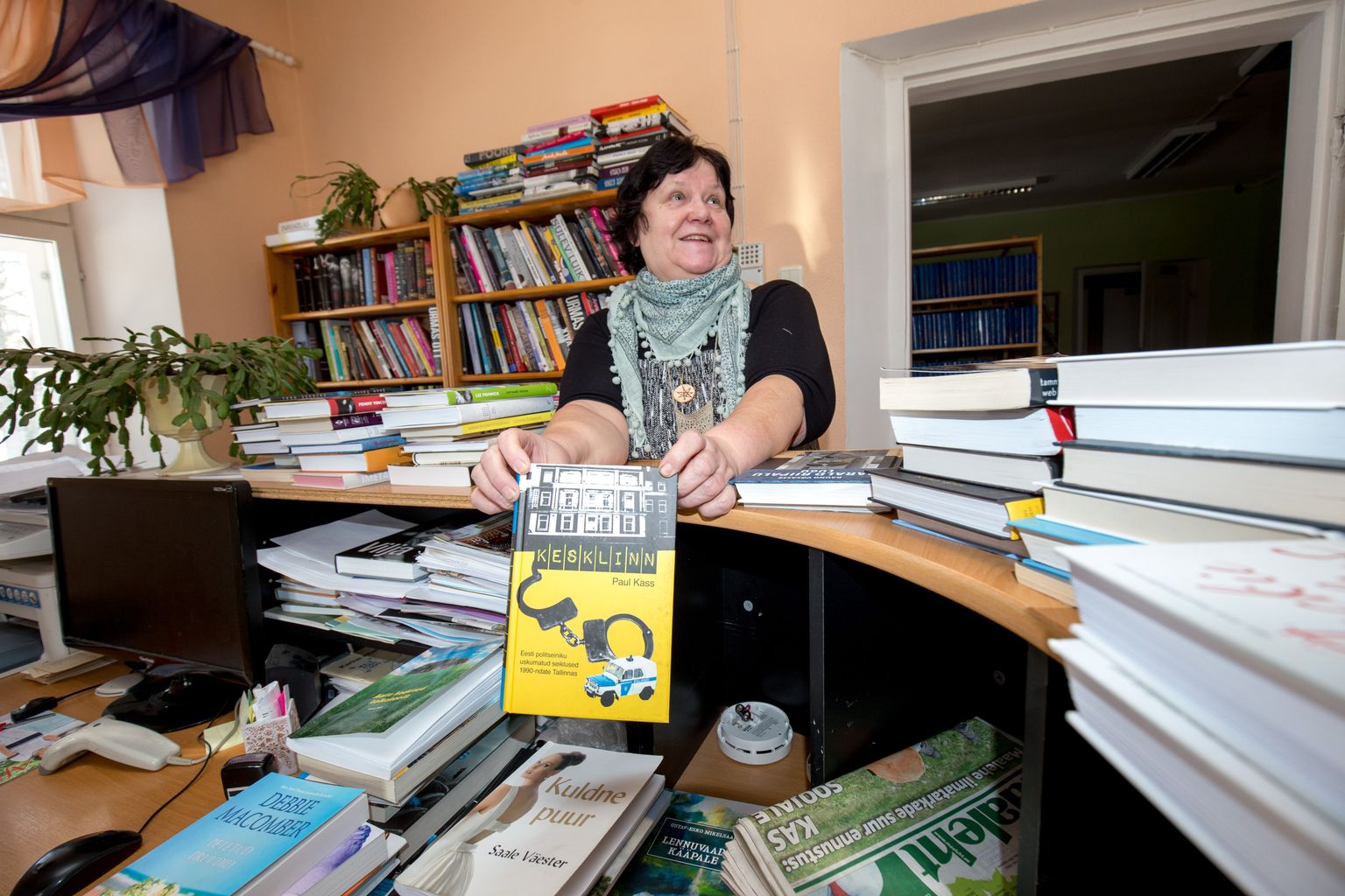 Nädala keskel Karksi külamaja juhatajal ja ühtlasi raamatukoguhoidjal Tea Saaremäel populaarseid teoseid leti pealt ära panna ei õnnestu. Rahvas lihtsalt ei lase seda teha, sest letilt on hea kerge uut ja hinnatud lugemisvara kätte saada.