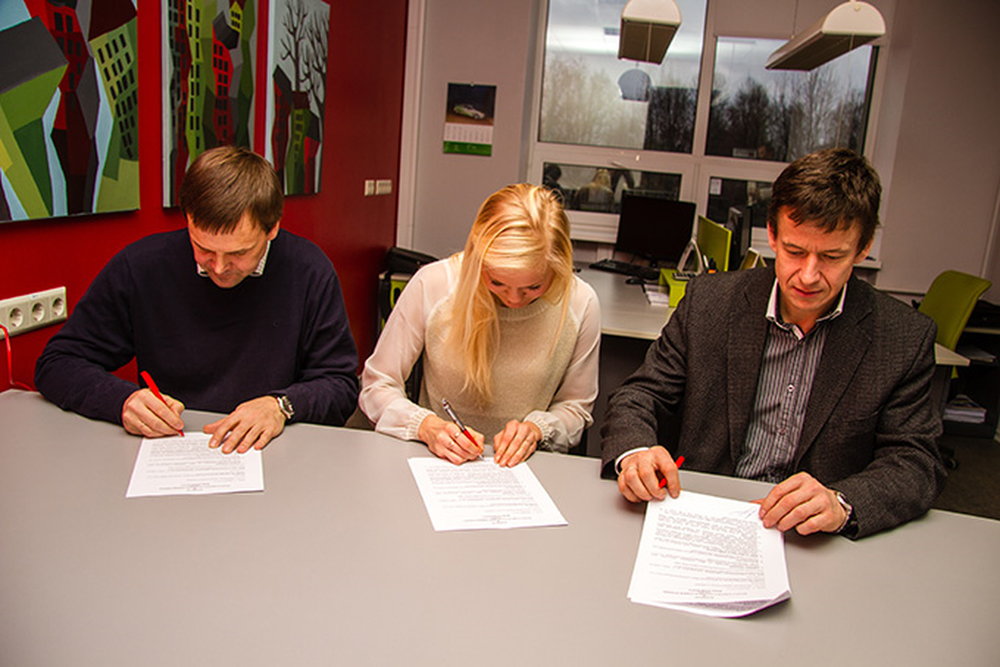 Eesti Laskesuusatamise Föderatsiooni president Aivar Nigol (vasakult), Grete Gaim ja Mapri OÜ juhataja Priit Jaagant lepingut allkirjastamas.