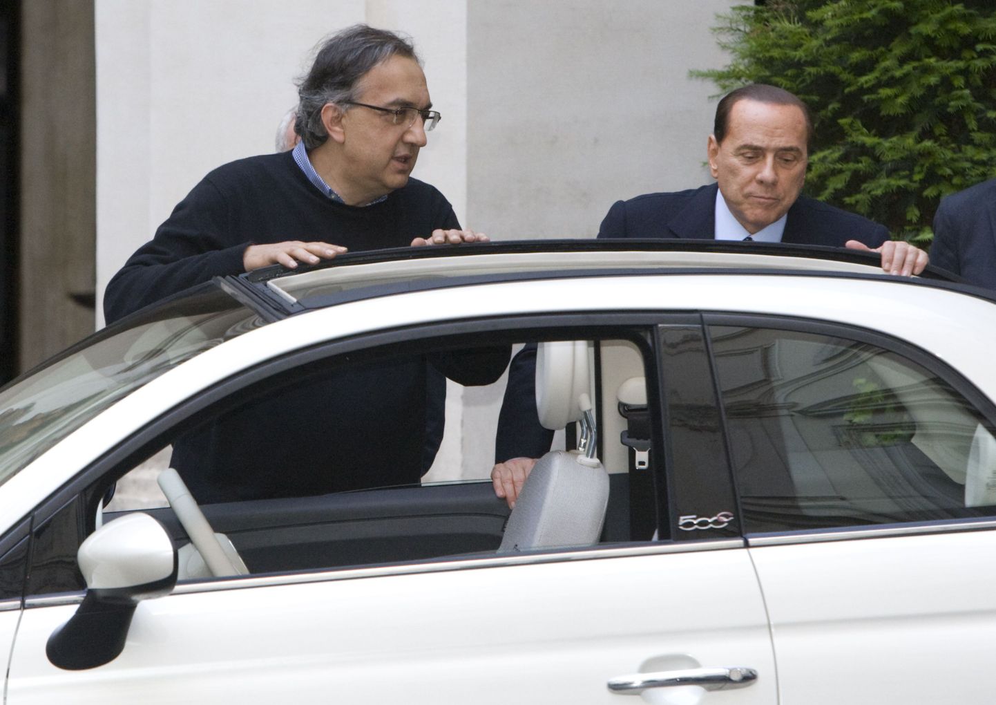 Chrysler etteotsa tõusnud Fiati juht Sergio Marchionne ja Silvio Berlusconi Fiat 500 uurimas.