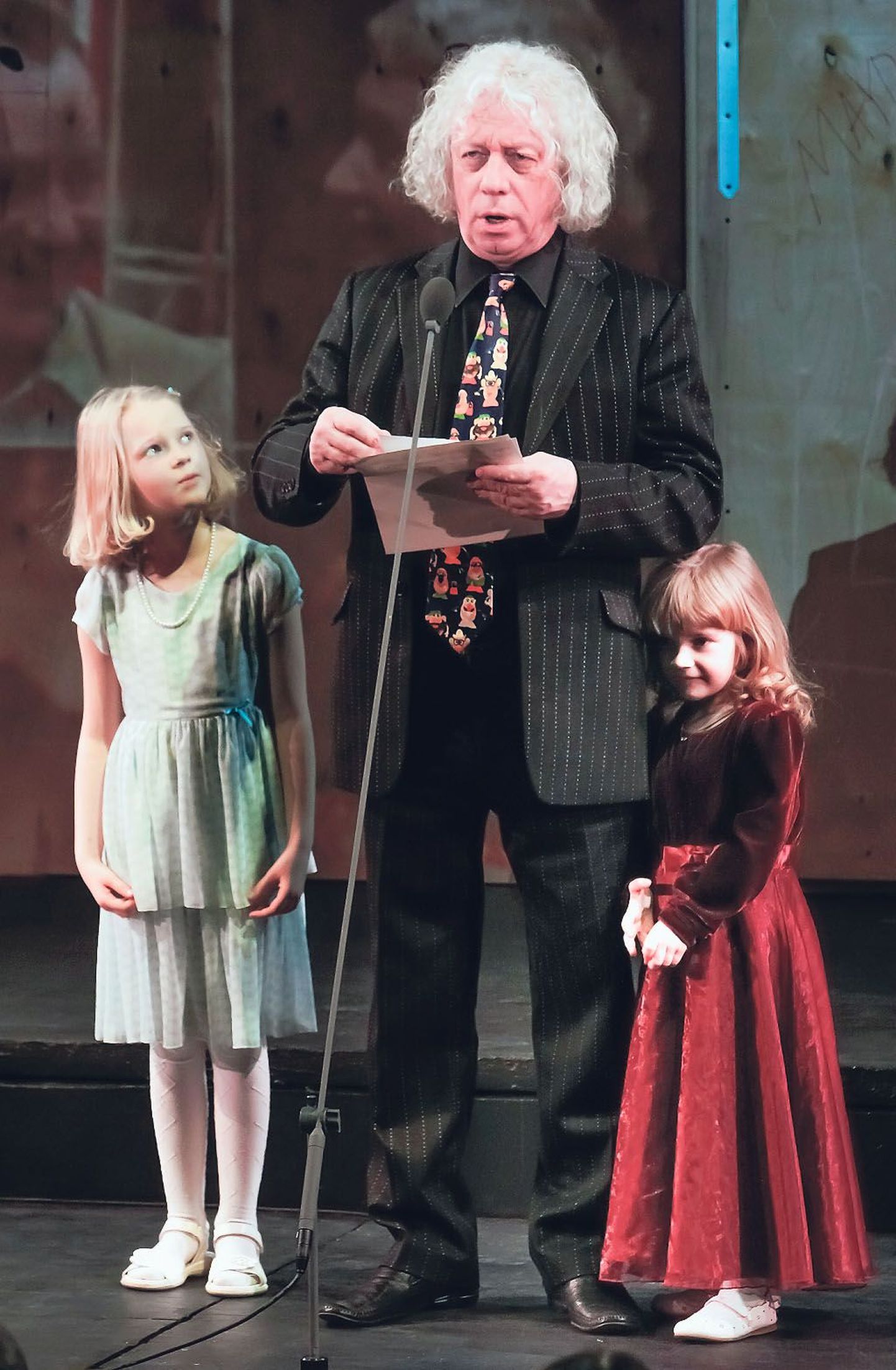 Vanaisa Jüri Vlassov võttis teatripäeva peole Endlasse kaasa ka oma lapselapsed Herta Katariina ja Marta Liisa, kellega koos andis laval üle aastaauhinna ühele järjekordsele tublile teatritegijale.