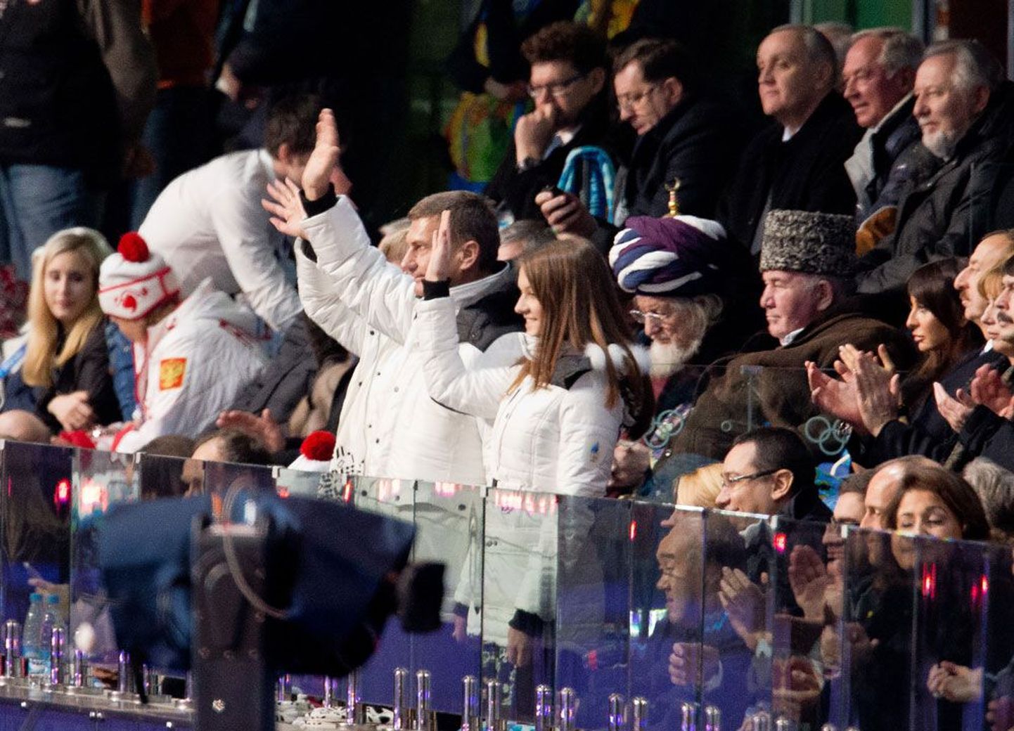 Peaminister Andrus Ansip perega tervitas olümpiamängude avatseremoonial eestlasi.