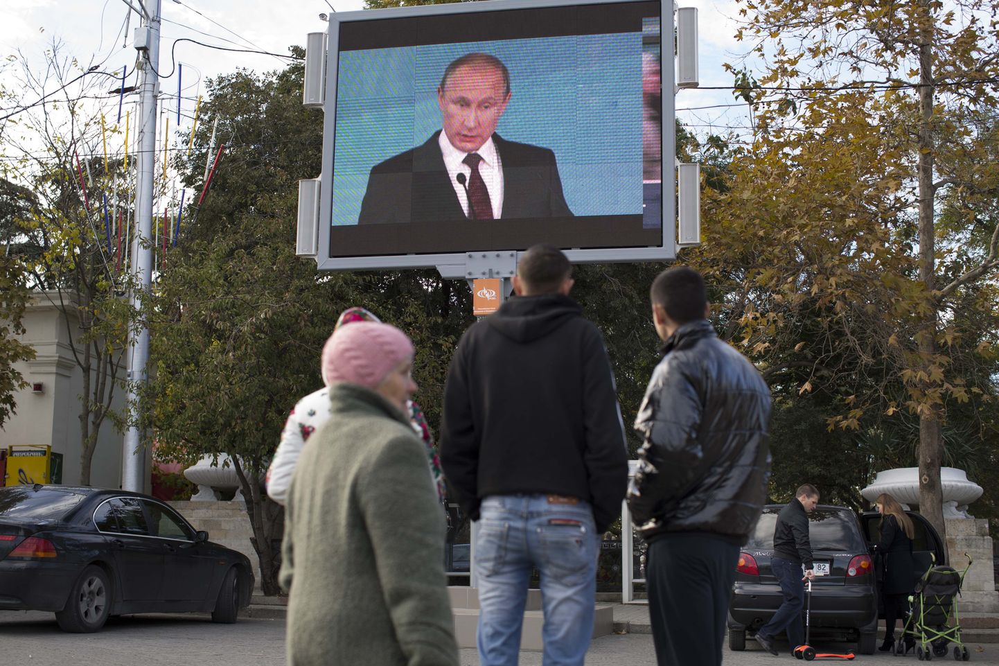 Suur ekraan tänaval näitab Venemaa president Vladimir Putinit poliitikast rääkides.