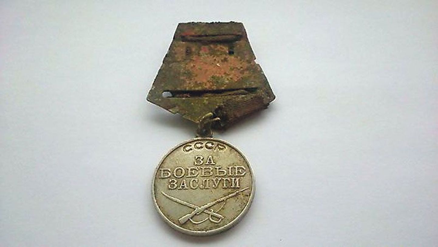 В 1944 году Асгат Мансуров был награжден медалью «За боевые заслуги». В 2015 году его награду продали на интернет-аукционе.