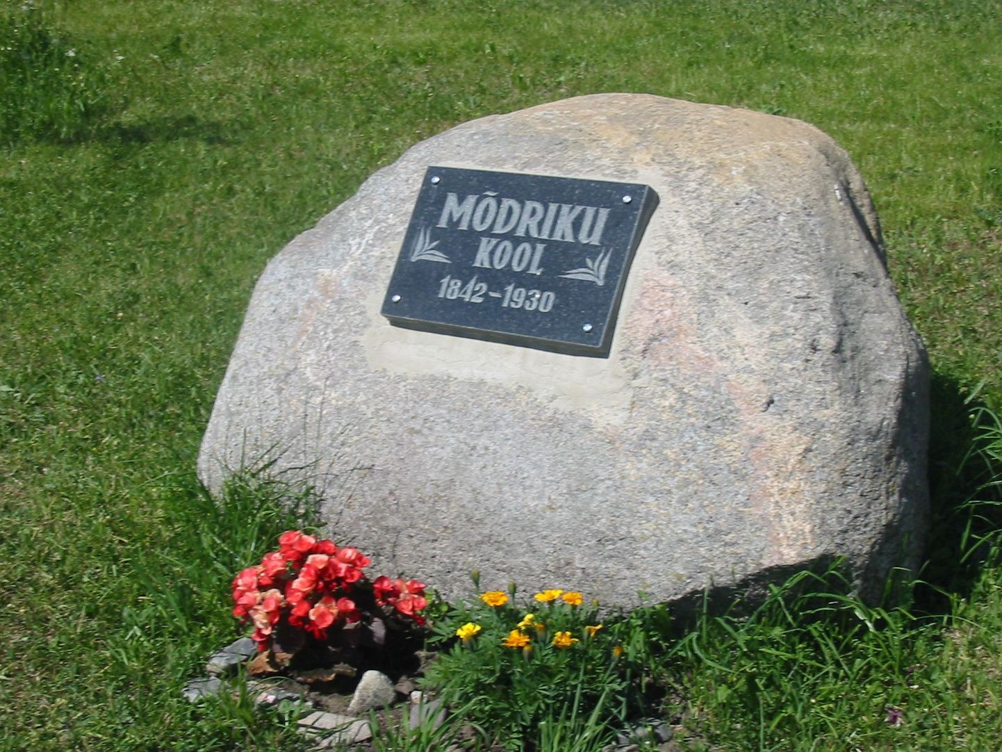 Avati mälestuskivi Mõdriku külakoolile.