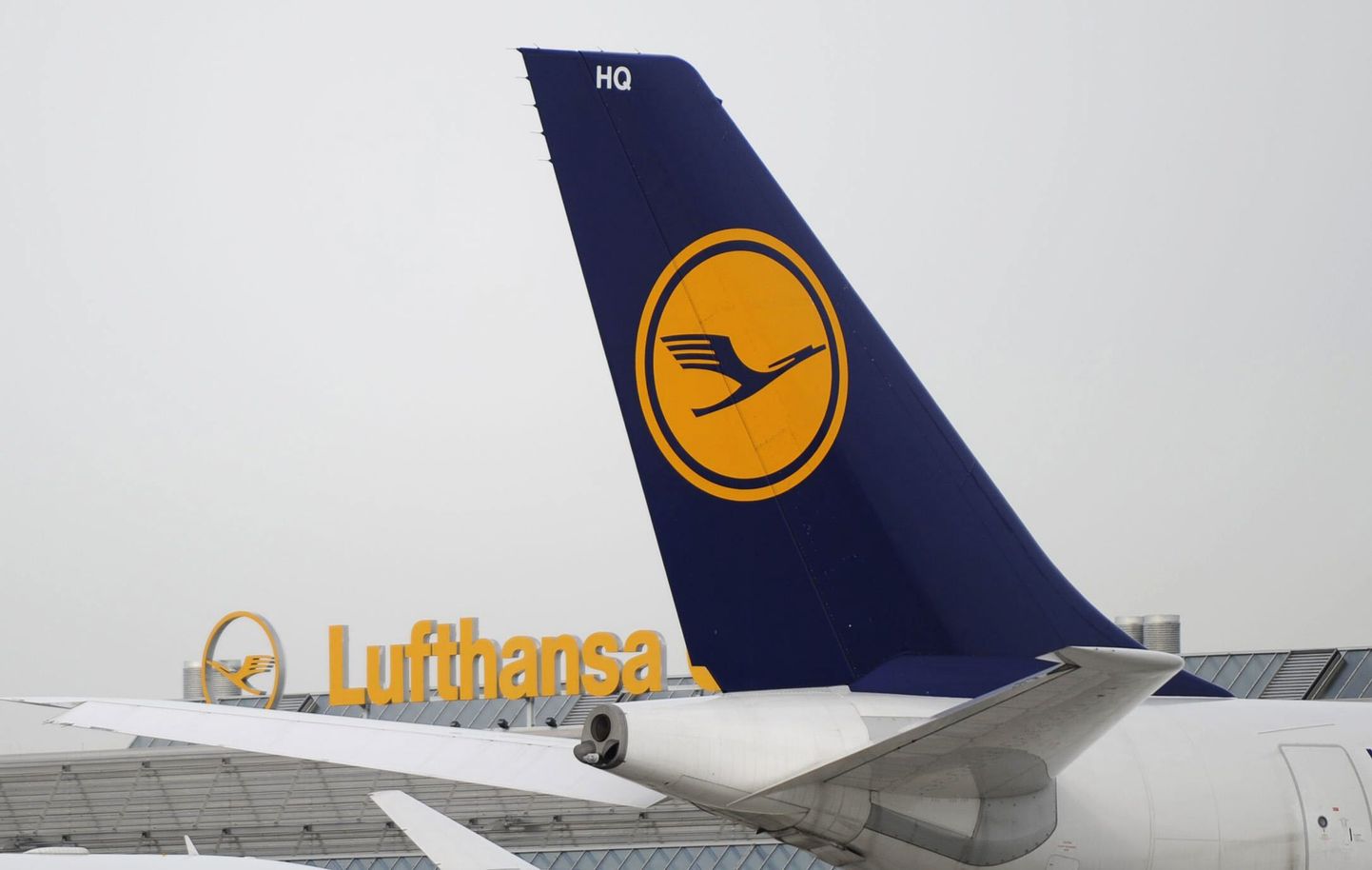 Из-за забастовки бортпроводников немецкой авиакомпании Lufthansa отменена примерно четверть рейсов из аэропорта Франкфурта-на-Майне.