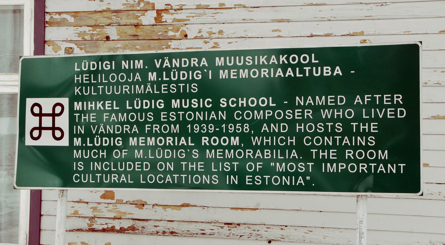 Infotahvel Mihkel Lüdigi nimelise Vändra muusikakooli seinal.