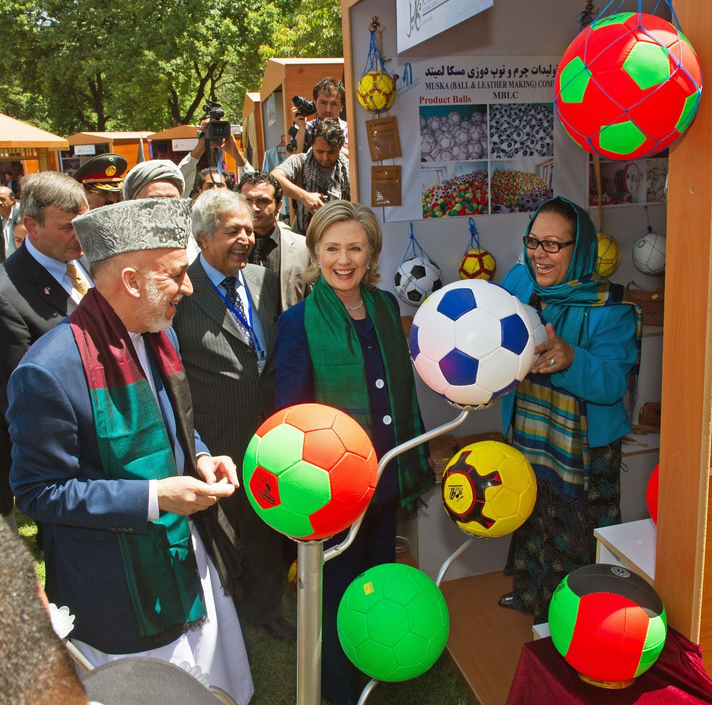 Afganistani president Hamid Karzai ja USA välisminister Hillary Clinton käisid enne konverentsi algust ka turul.