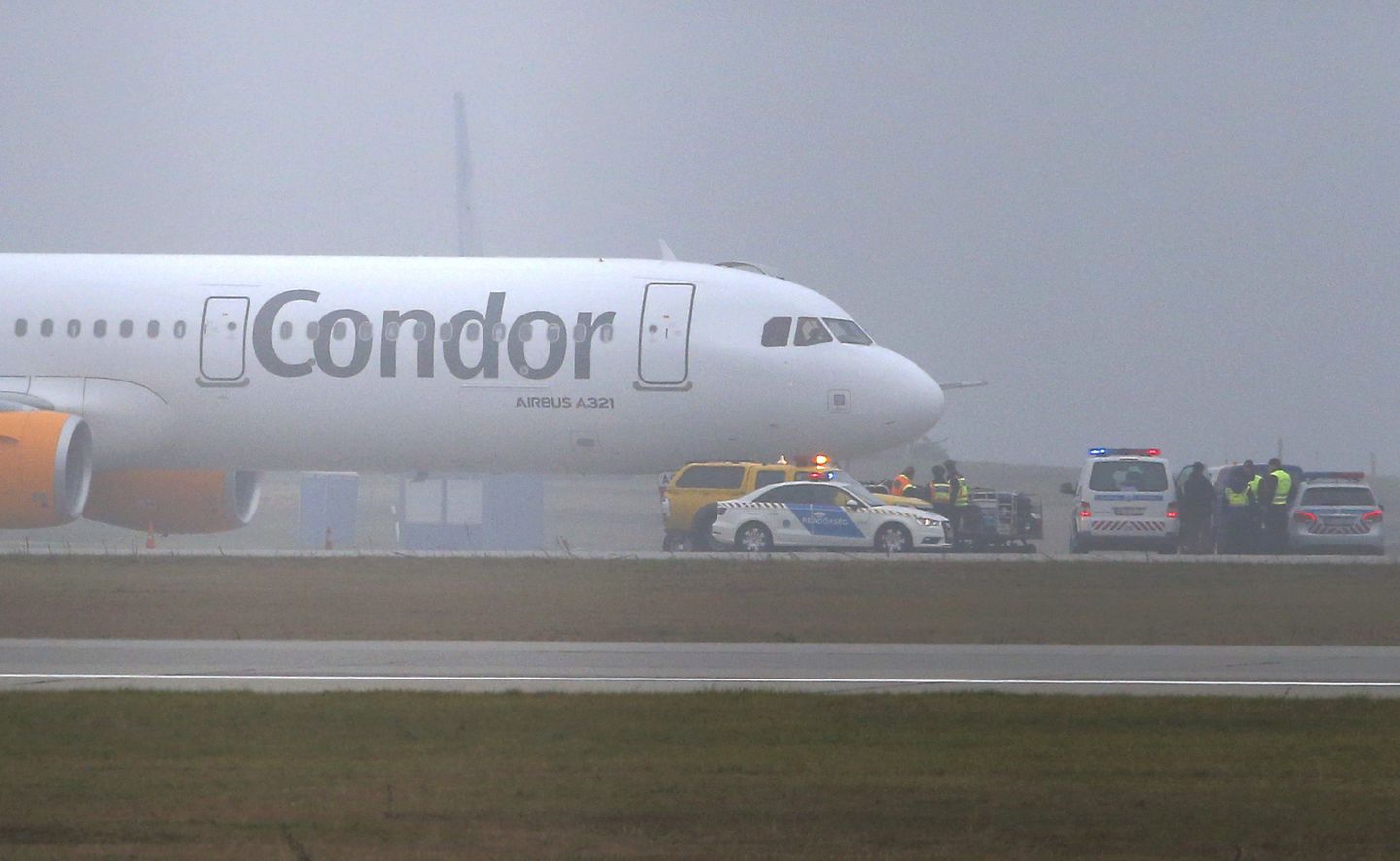 Lennufirma Condor reisilennuk Airbus A321 Budapesti lennujaamas.