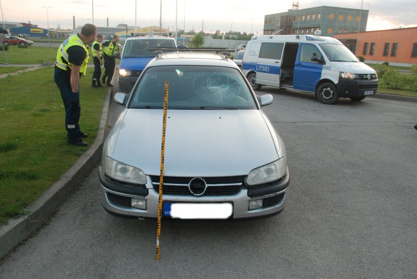 Laupäeval, 13. juunil sõitis Tartu vangla territooriumile sisse sõiduauto Opel, mille juht palus end vangi panna.