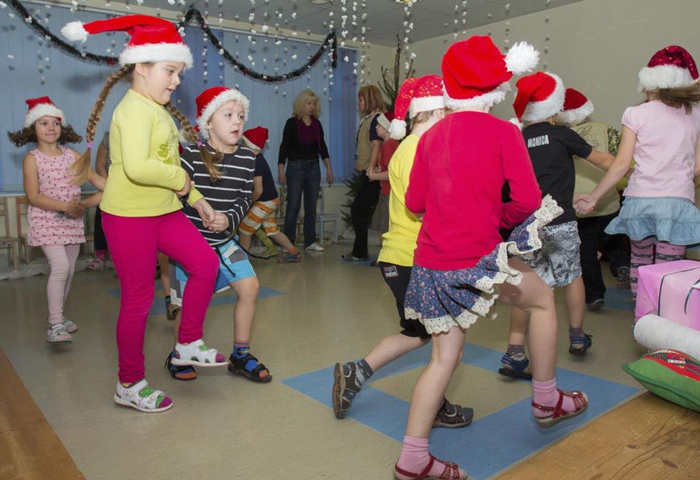 Suure-Jaani lasteaia lapsed tegid teisipäeval raamatukogust vabanenud ruumides jõuluesinemiseks proovi.