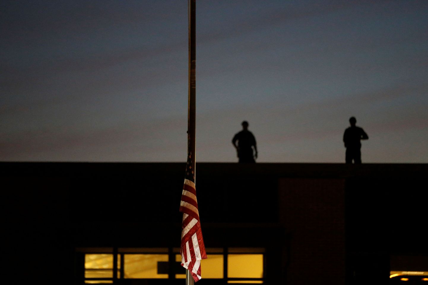 USA presidendi saabumiseks valmistuvas Dallases olid lipud tapetud politseinike mälestuseks pooles mastis.