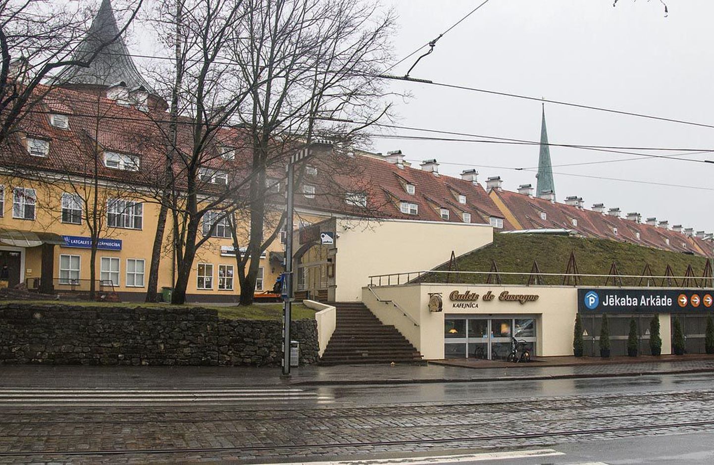 Rootsi ajal ehitatud kasarmukompleksi ees asuvat linna kindlustusvalli markeerivat maa-alust garaaži ei loeta kõige õnnestunumaks, sest see varjab ajalooliste hoonete fassaadi.