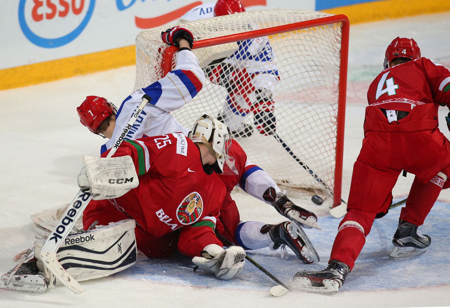 Момент хоккейного матча Россия - Белоруссия.