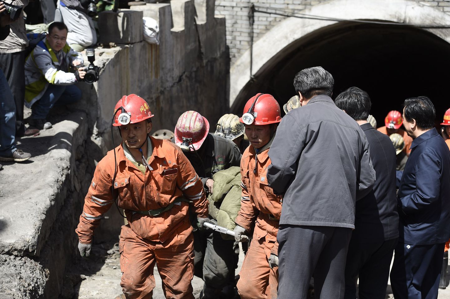 Päästjad eile Jiangjiawani kaevandusest kaevureid välja toomas.
