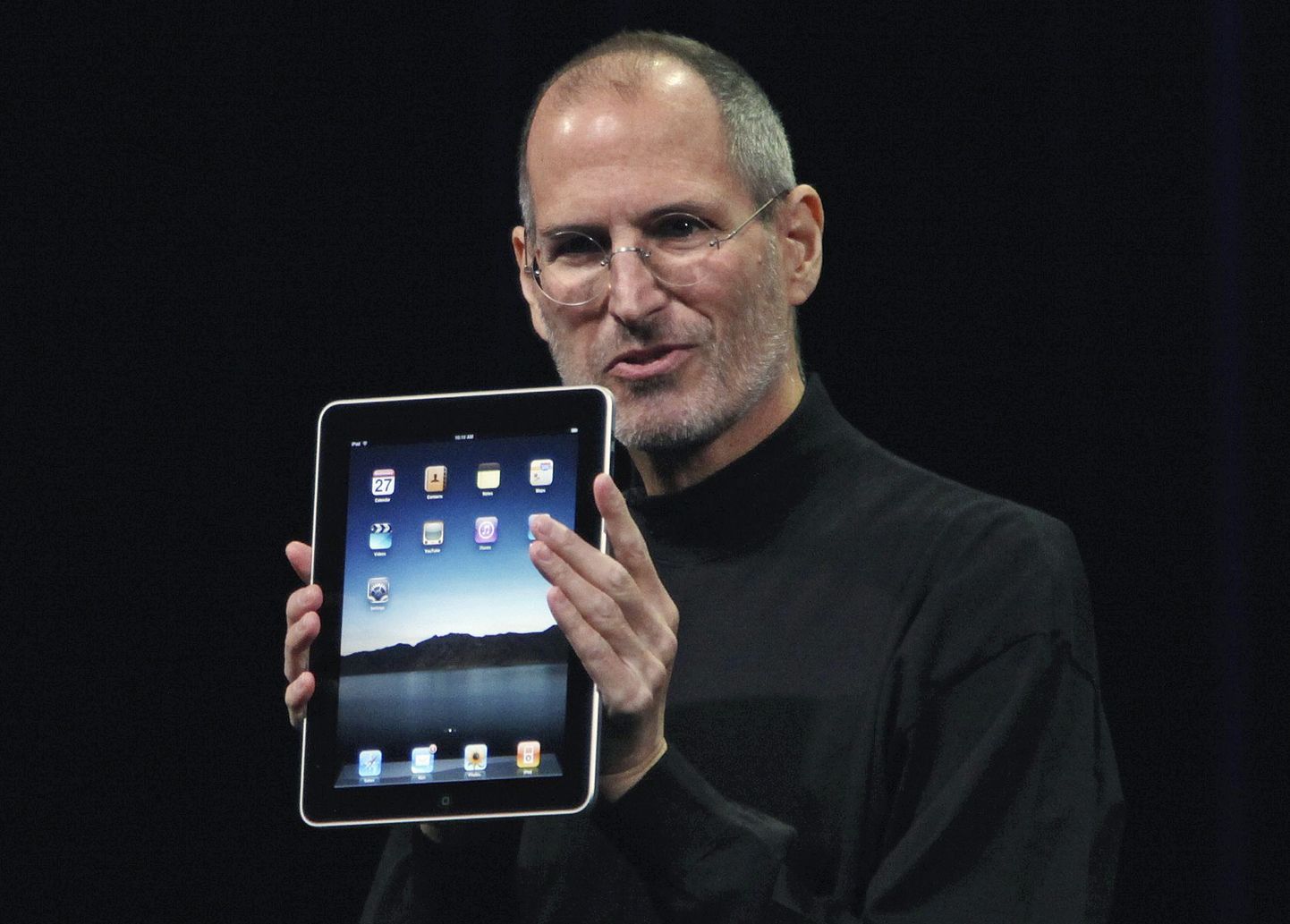 Steve Jobs näitab tahvelarvutit iPad.