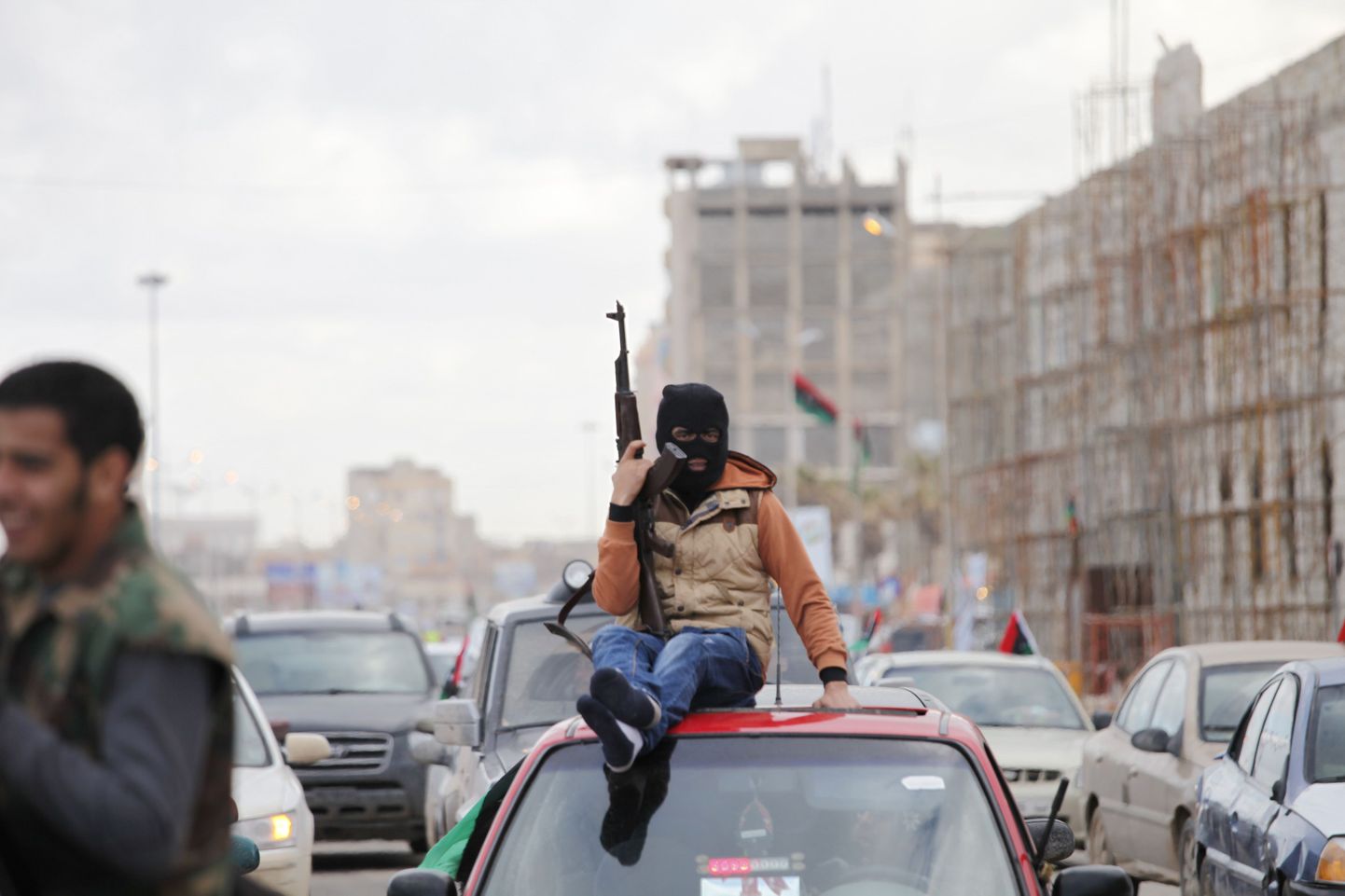 Maskis mees täna hommikul Banghazis tähistamas Liibüa ülestõusu teist aastapäeva.