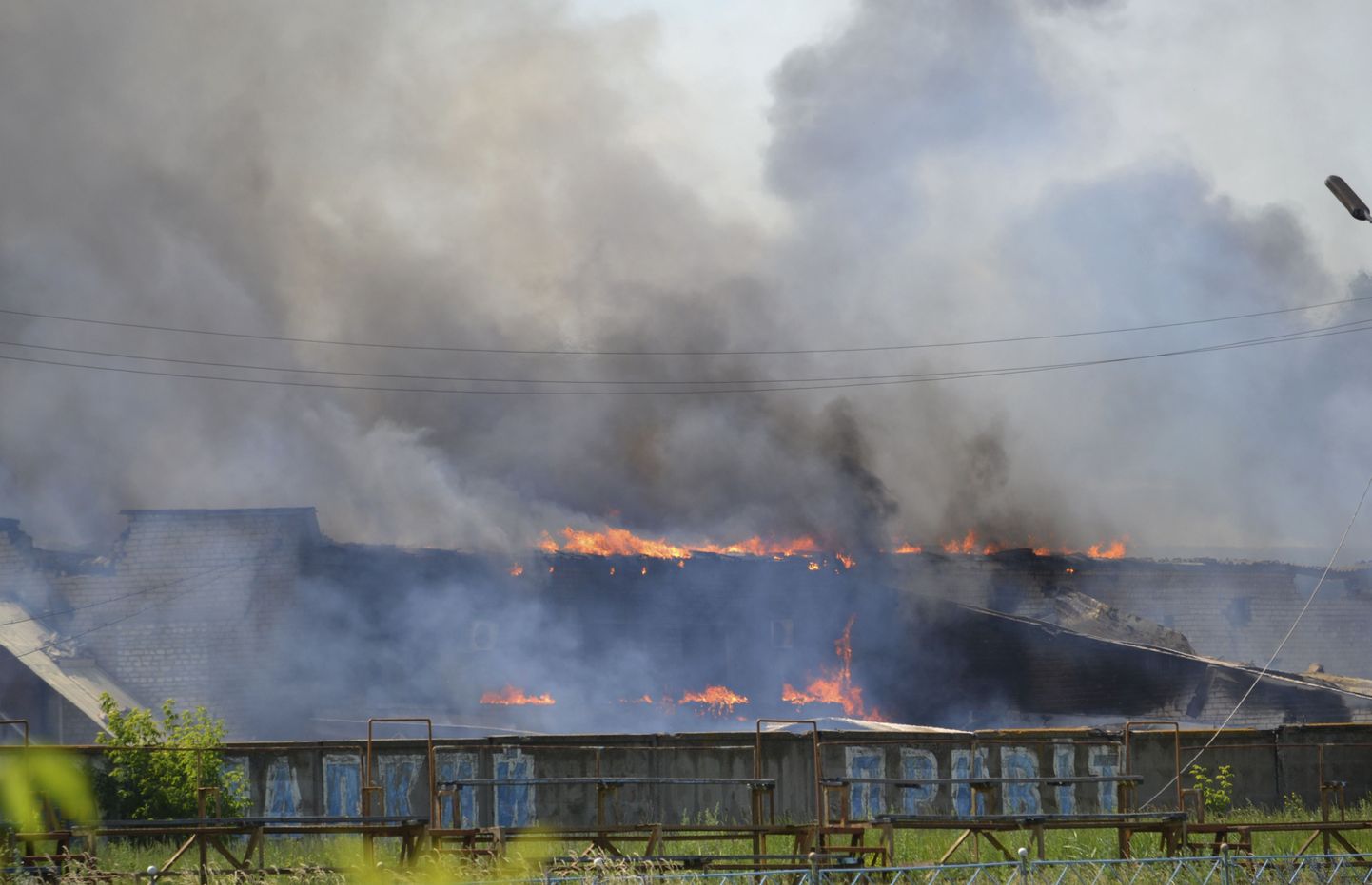 Ida-Ukrainas Slovjanskis põles 8. juunil terrorismivastase operatsiooni ajal maha mööblitööstus.