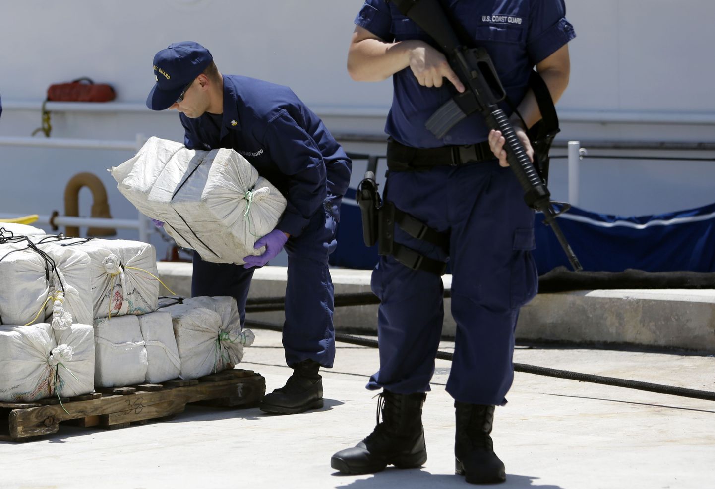 USA kalurid tõmbasid merest välja 25 kilogrammi kokaiini