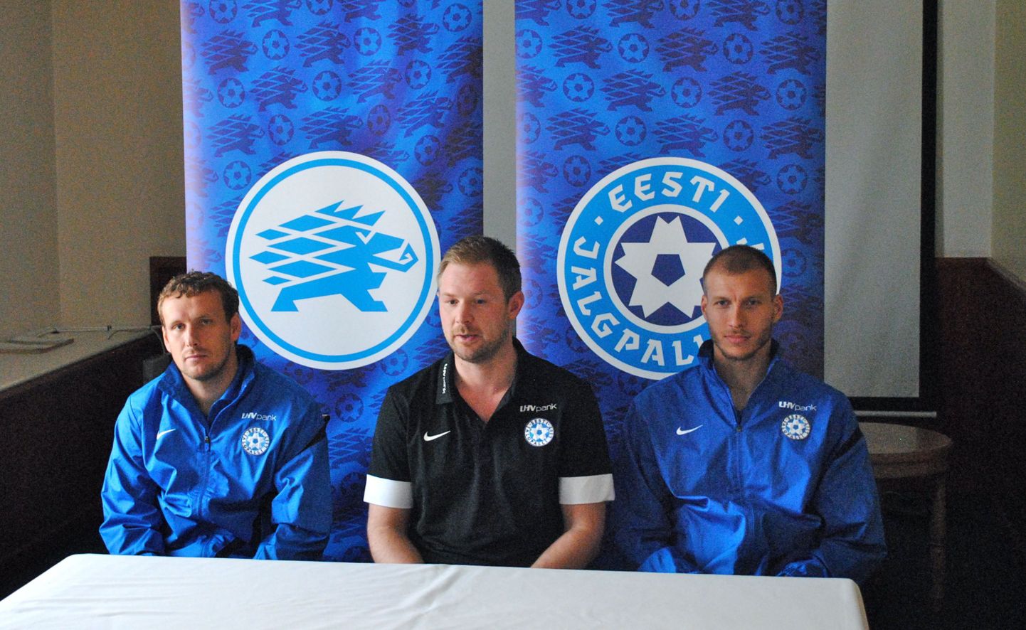 Eesti jalgpallikoondise pressikonverents Gibraltaril. Pildil Konstantin Vassiljev(vasakult); Magnus Pehrsson ja Ragnar Klavan.