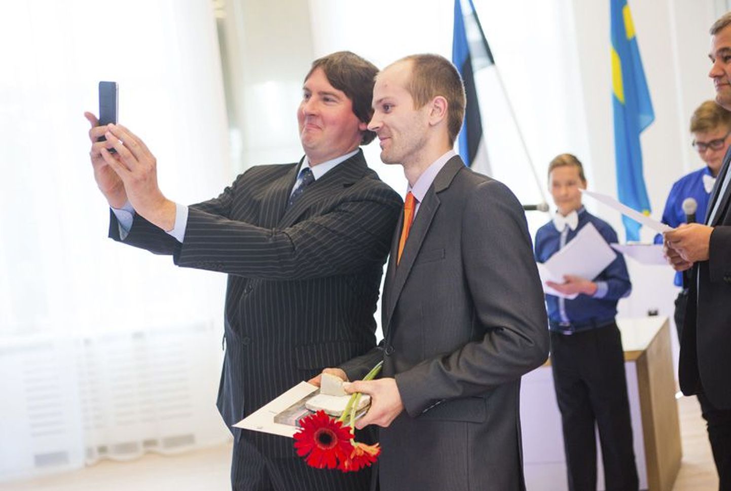 Eelmise aasta septembris toimus Targas Majas maakondlik aasta õpetaja auhinnagala. Rakvere ametikooli direktor Kuno Rooba (vasakul) tegi oma kooli parima kutseõpetaja Raiko Kaasikuga rahva ees selfie.