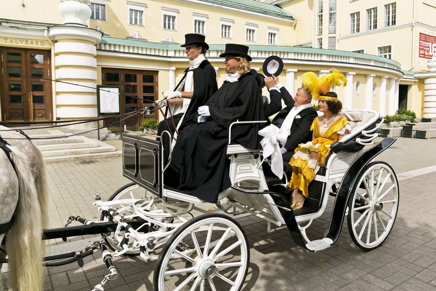 Estonia sajanda aastapäeva peoteekond mängiti läbi uhke kaariku ja peente rõivastega üll.