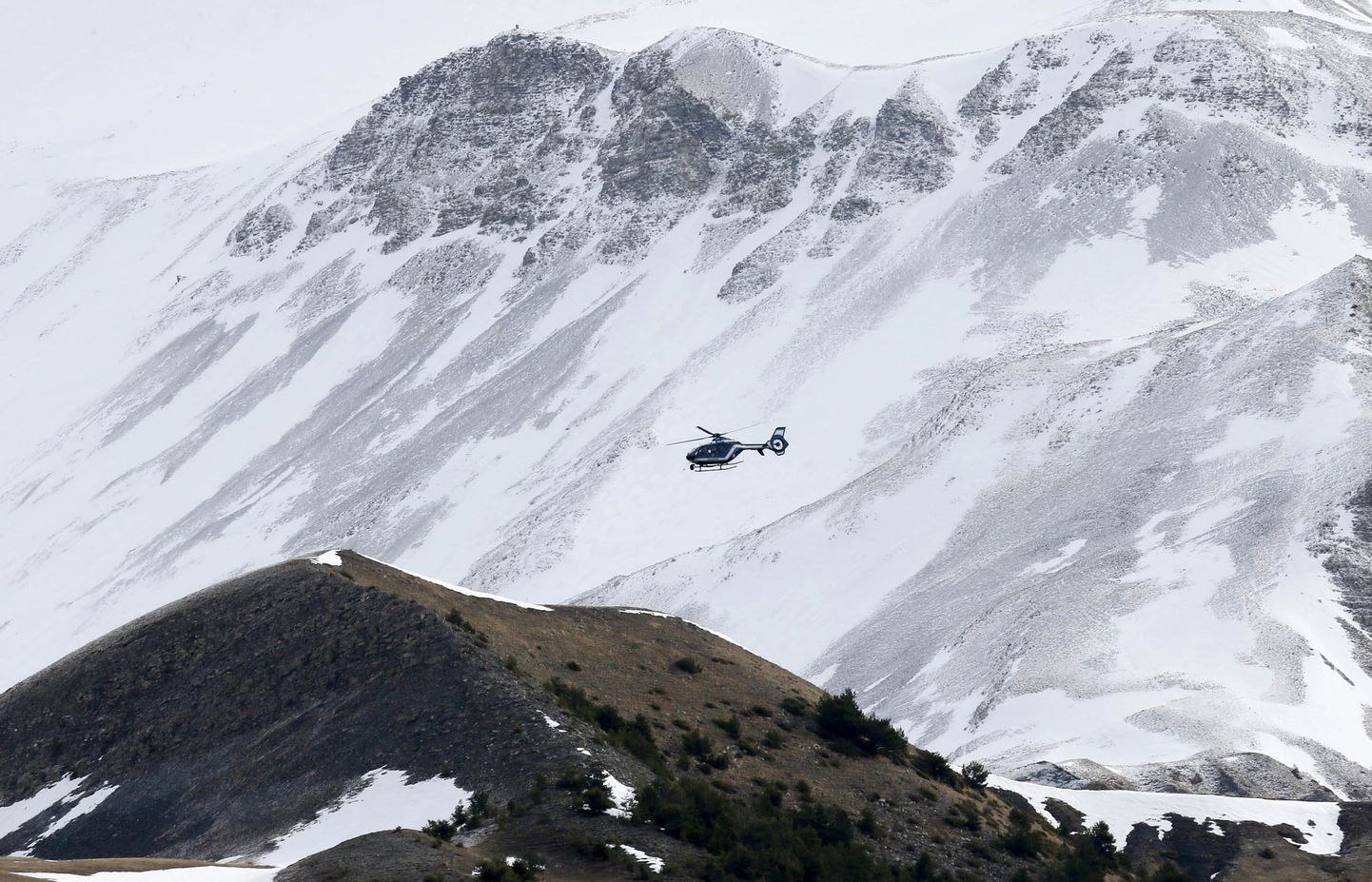 Prantsuse sandarmeeria kopter osaleb lennukatastroofi ohvrite otsingutel Alpides.
