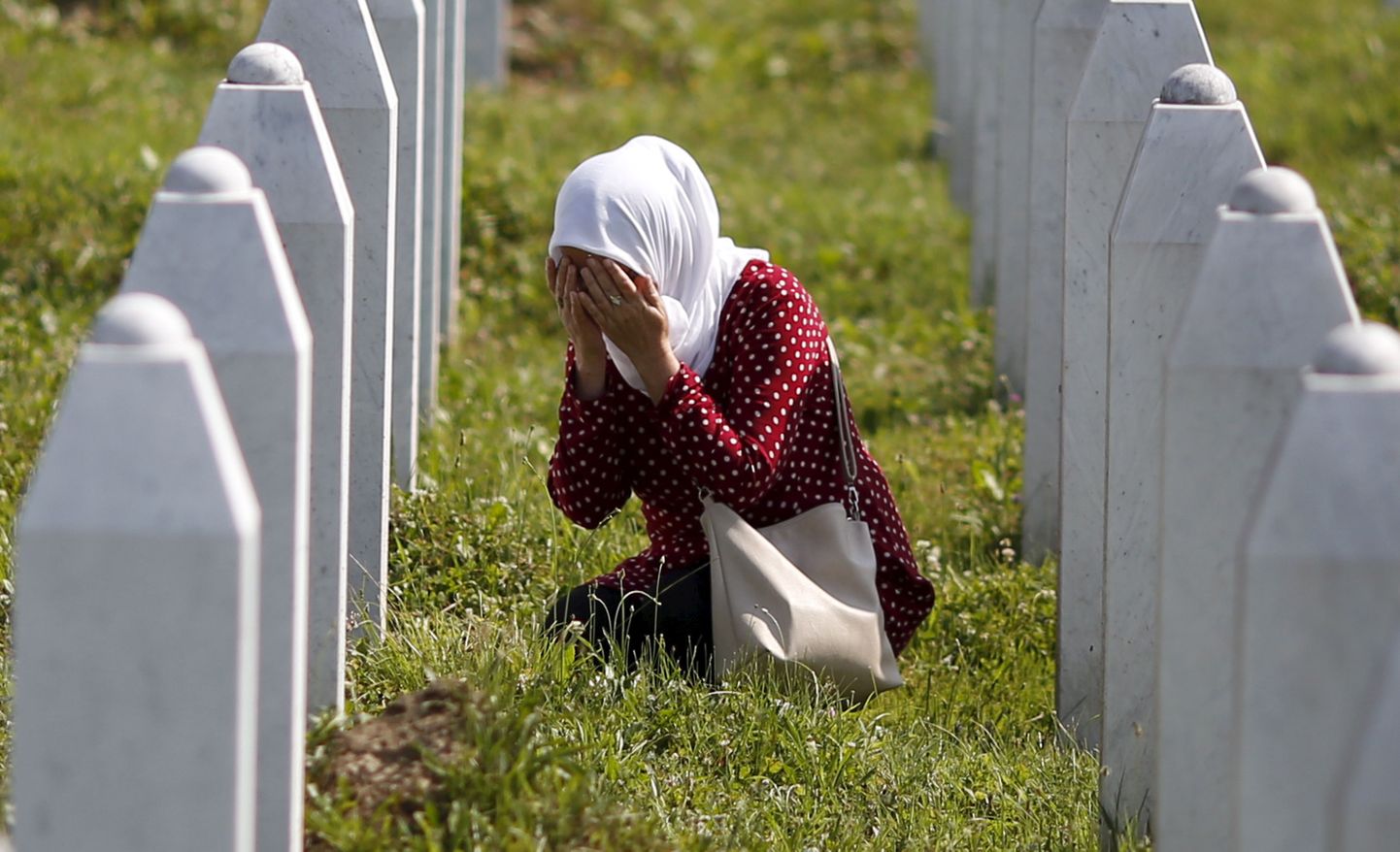Naine nutmas Srebrenica ohvri haual.