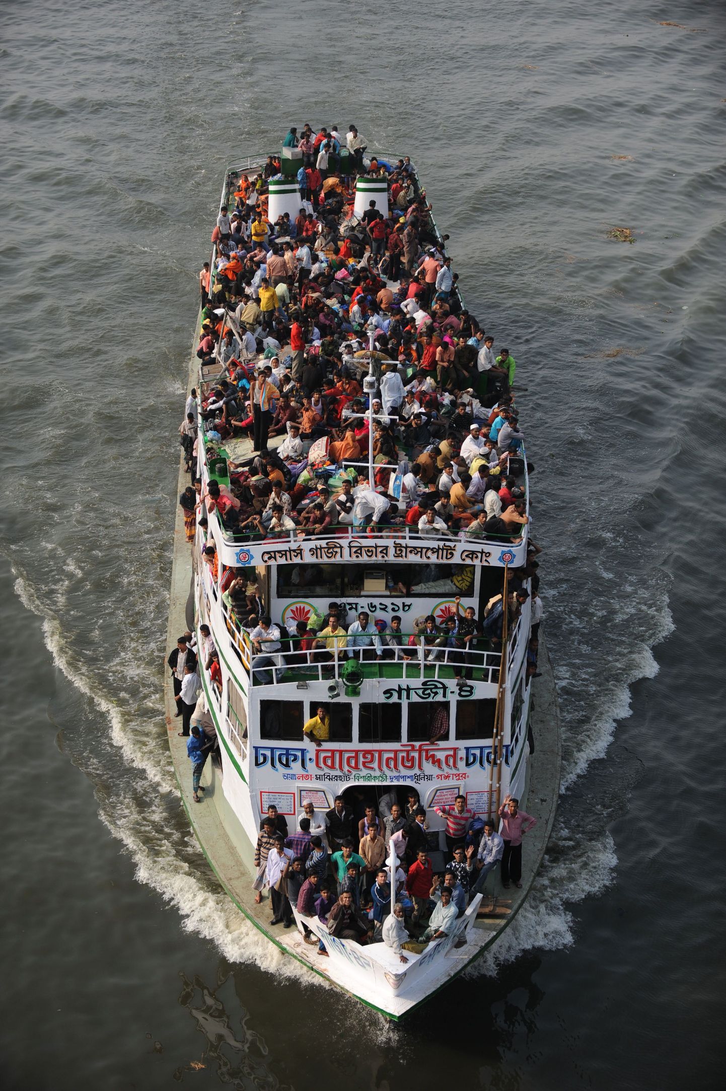 Laevad Bangladeshis olid üle koormatud usupühaks koju kiirustavatest usklikest.