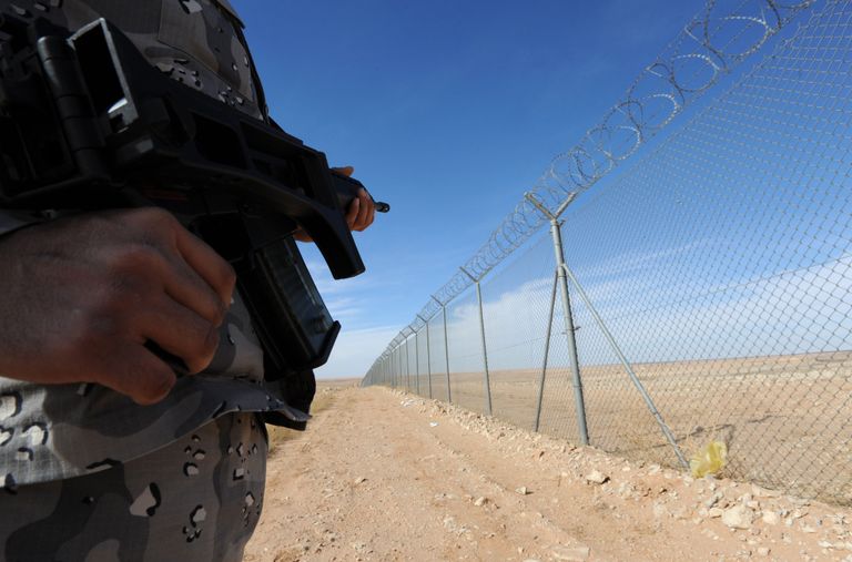 Saudi Araabia julgeolekutöötaja valvamas piiril Iraagiga. Foto: FAYEZ NURELDINE
