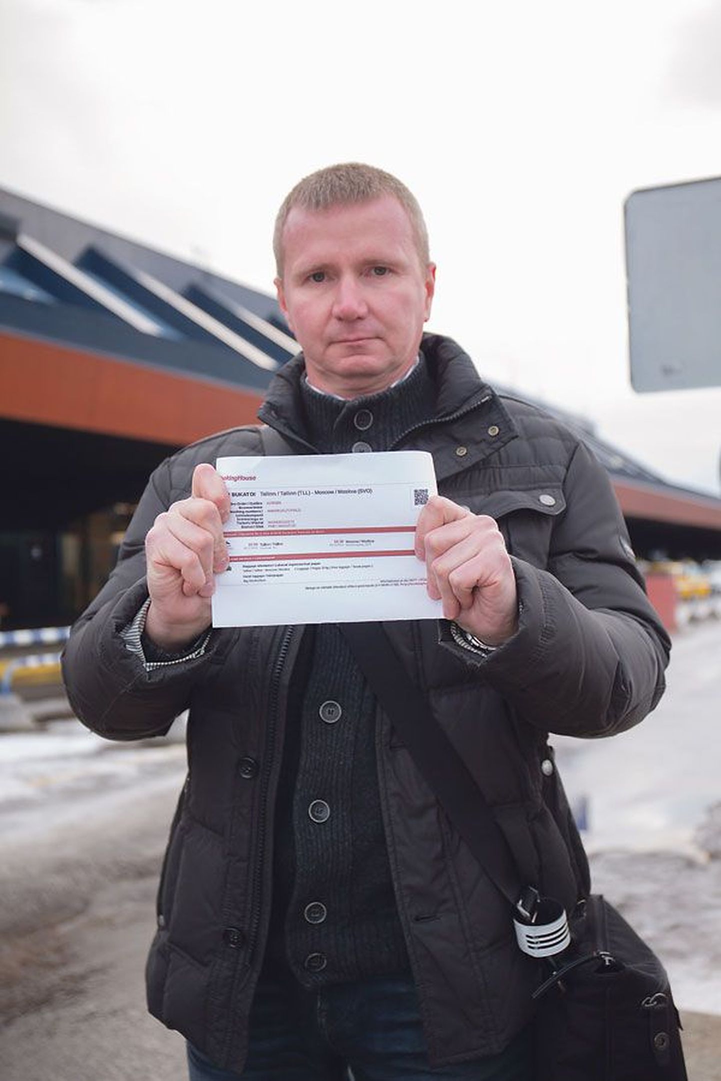 Игорь Букатый был вынужден дважды заплатить за один билет на самолет. 
Деньги обещают вернуть, но об этом пассажир почему-то узнал только от журналиста.